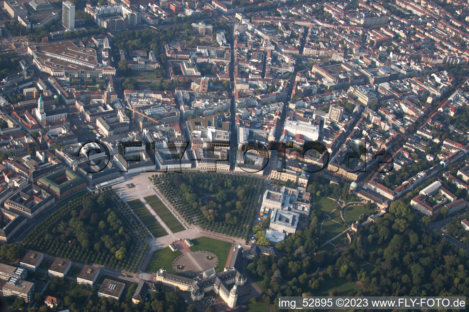 Luftaufnahme von Karlsruhe, Zirkel und Schloss im Ortsteil Innenstadt-West im Bundesland Baden-Württemberg, Deutschland