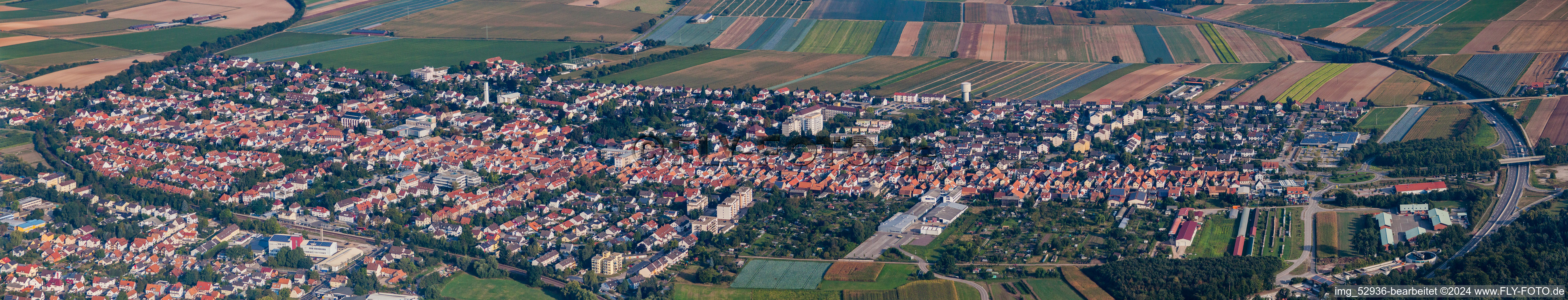 Panorama Ortsansicht in Kandel umgeben von den halbrunden Bahn- und Autobahnstrecken im Bundesland Rheinland-Pfalz, Deutschland
