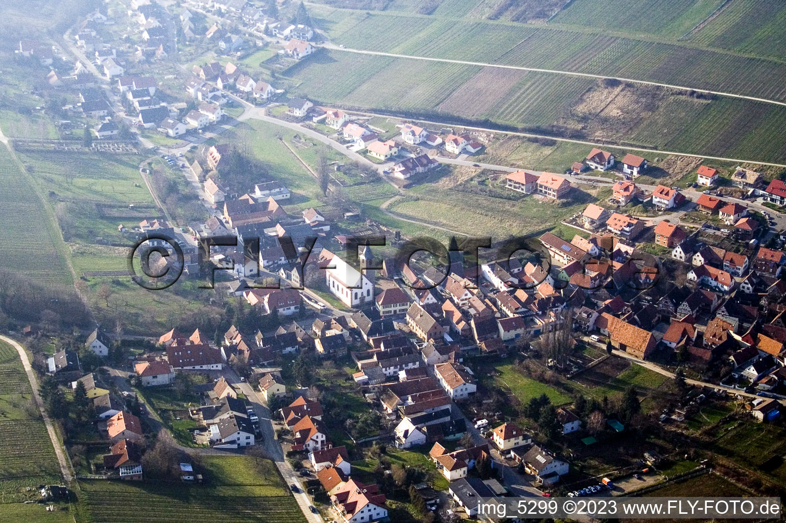 Ortsteil Pleisweiler in Pleisweiler-Oberhofen im Bundesland Rheinland-Pfalz, Deutschland von einer Drohne aus