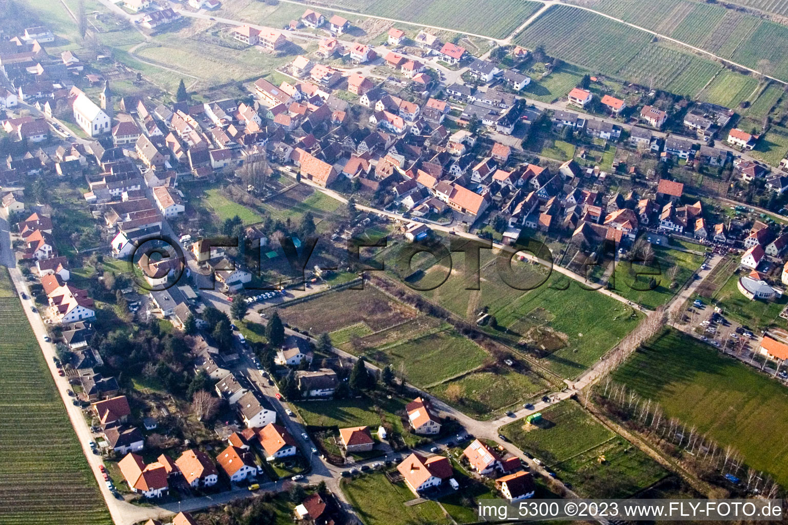 Ortsteil Pleisweiler in Pleisweiler-Oberhofen im Bundesland Rheinland-Pfalz, Deutschland von der Drohne aus gesehen