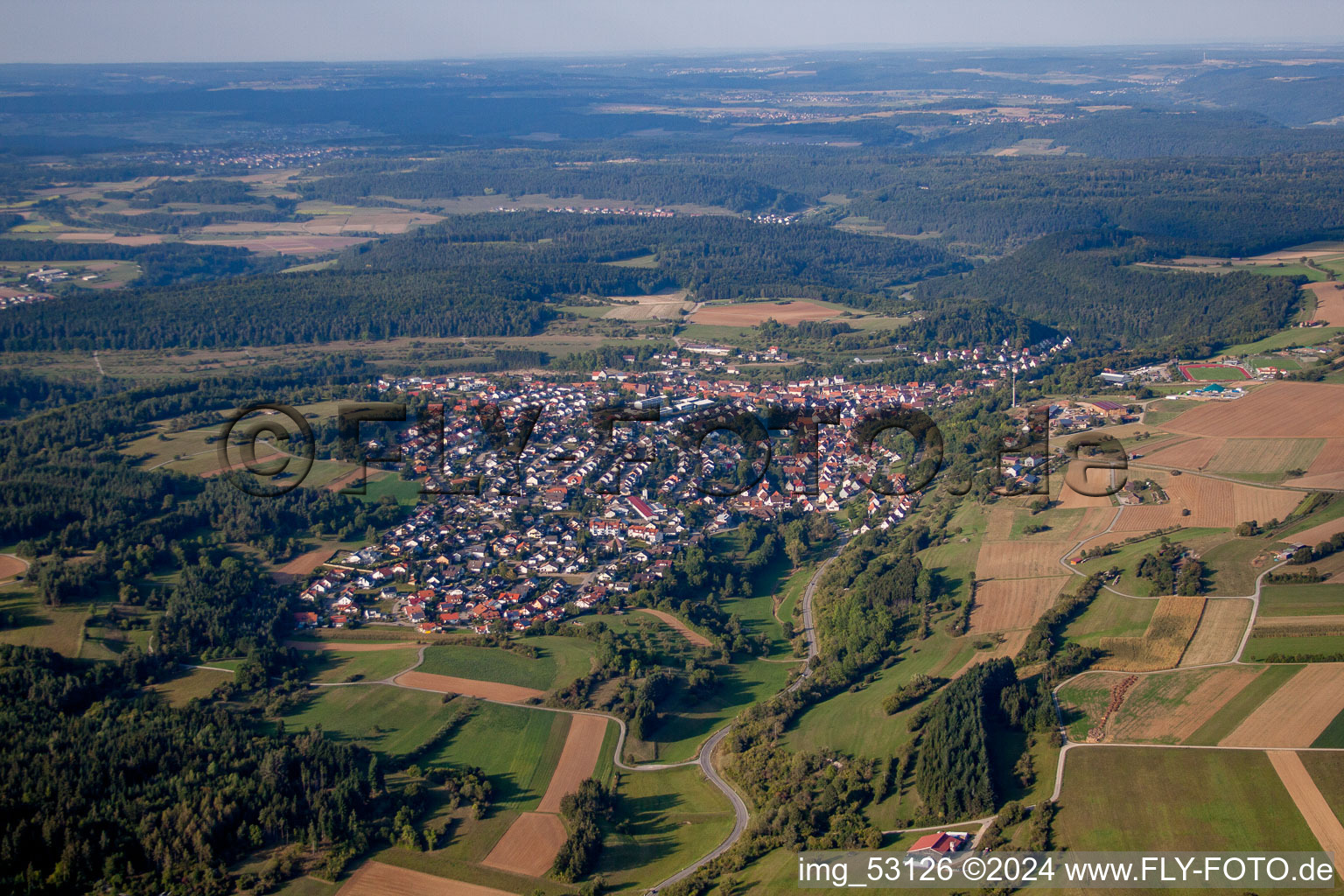 Dorf - Ansicht am Rande von landwirtschaftlichen Feldern und Nutzflächen in Haiterbach im Bundesland Baden-Württemberg, Deutschland