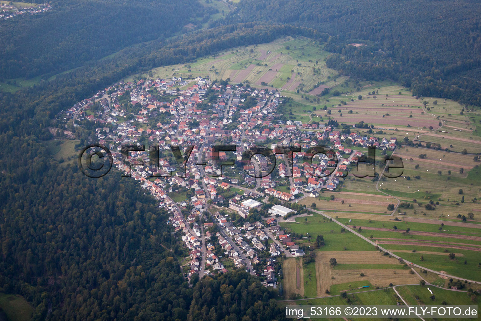 Pfaffenrot im Bundesland Baden-Württemberg, Deutschland aus der Drohnenperspektive