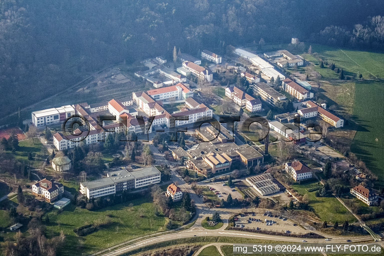 Drohnenaufname von Psychatrische Landesklinik Landeck in Klingenmünster im Bundesland Rheinland-Pfalz, Deutschland