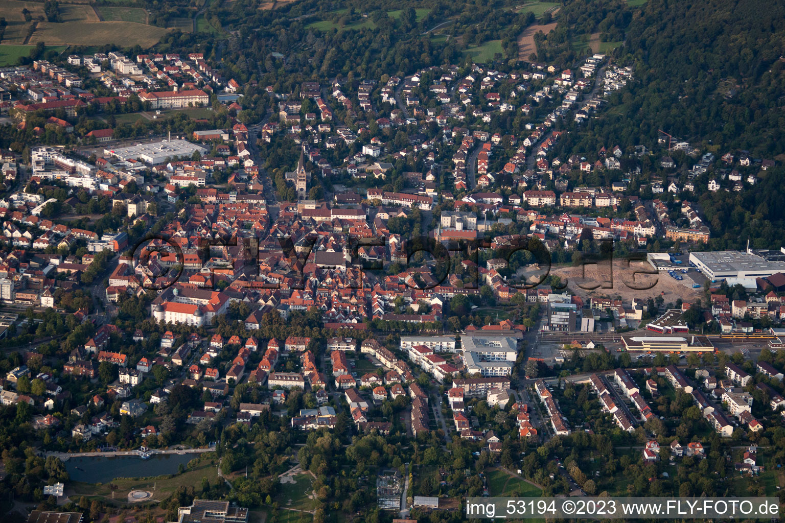 Luftbild von Altstadt von Süden in Ettlingen im Bundesland Baden-Württemberg, Deutschland