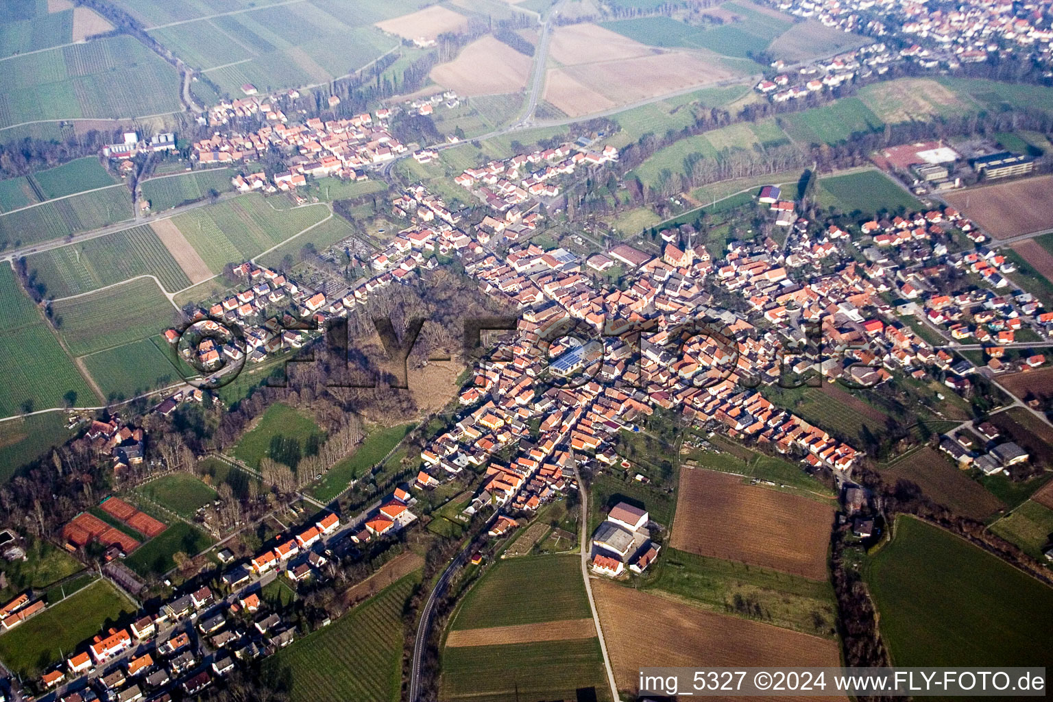 Ortsansicht der Straßen und Häuser der Wohngebiete im Ortsteil Ingenheim in Billigheim-Ingenheim im Bundesland Rheinland-Pfalz, Deutschland aus der Luft