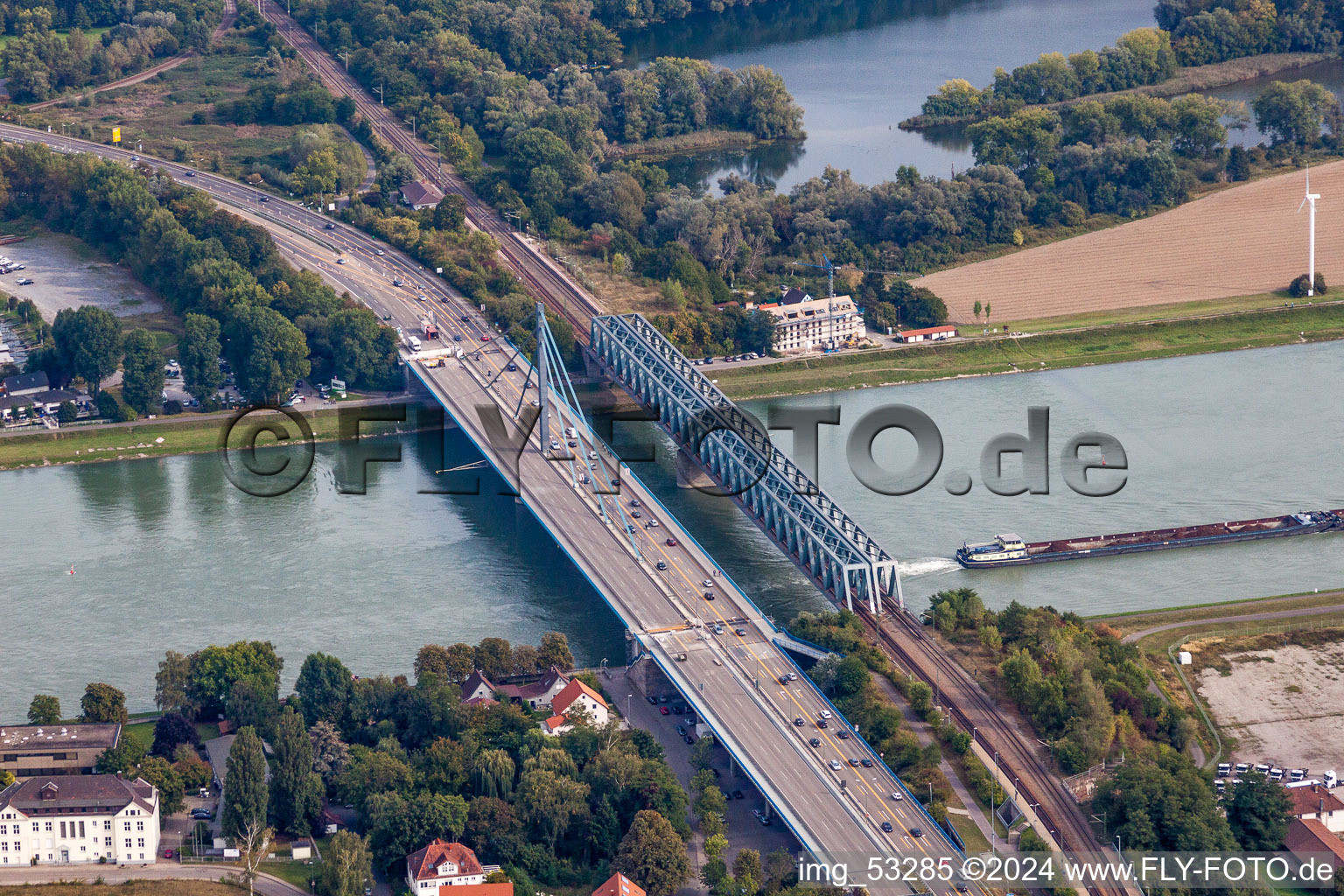 Fluß - Brückenbauwerke der Bundesstraße 10 und der Regionalbahn über den Rhein zwischen Karlsruhe Maxau und Wörth am Rhein im Bundesland Rheinland-Pfalz, Deutschland aus der Luft
