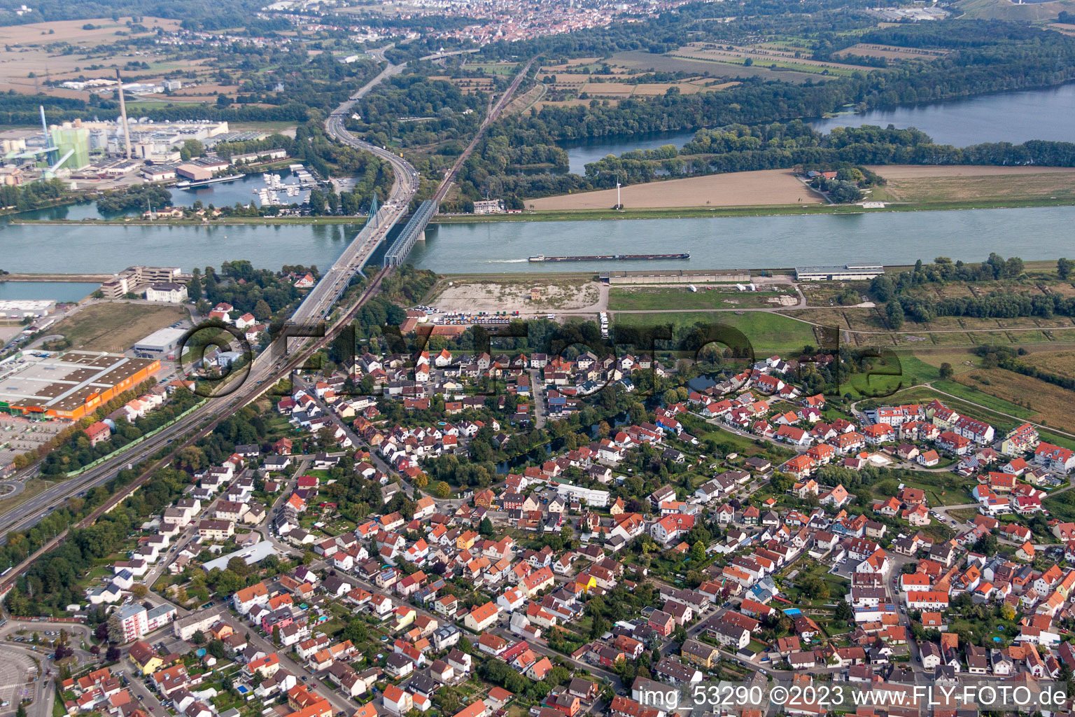 Fluß - Brückenbauwerke der Bundesstraße 10 und der Regionalbahn über den Rhein zwischen Karlsruhe Maxau und Wörth am Rhein im Bundesland Rheinland-Pfalz, Deutschland von oben gesehen