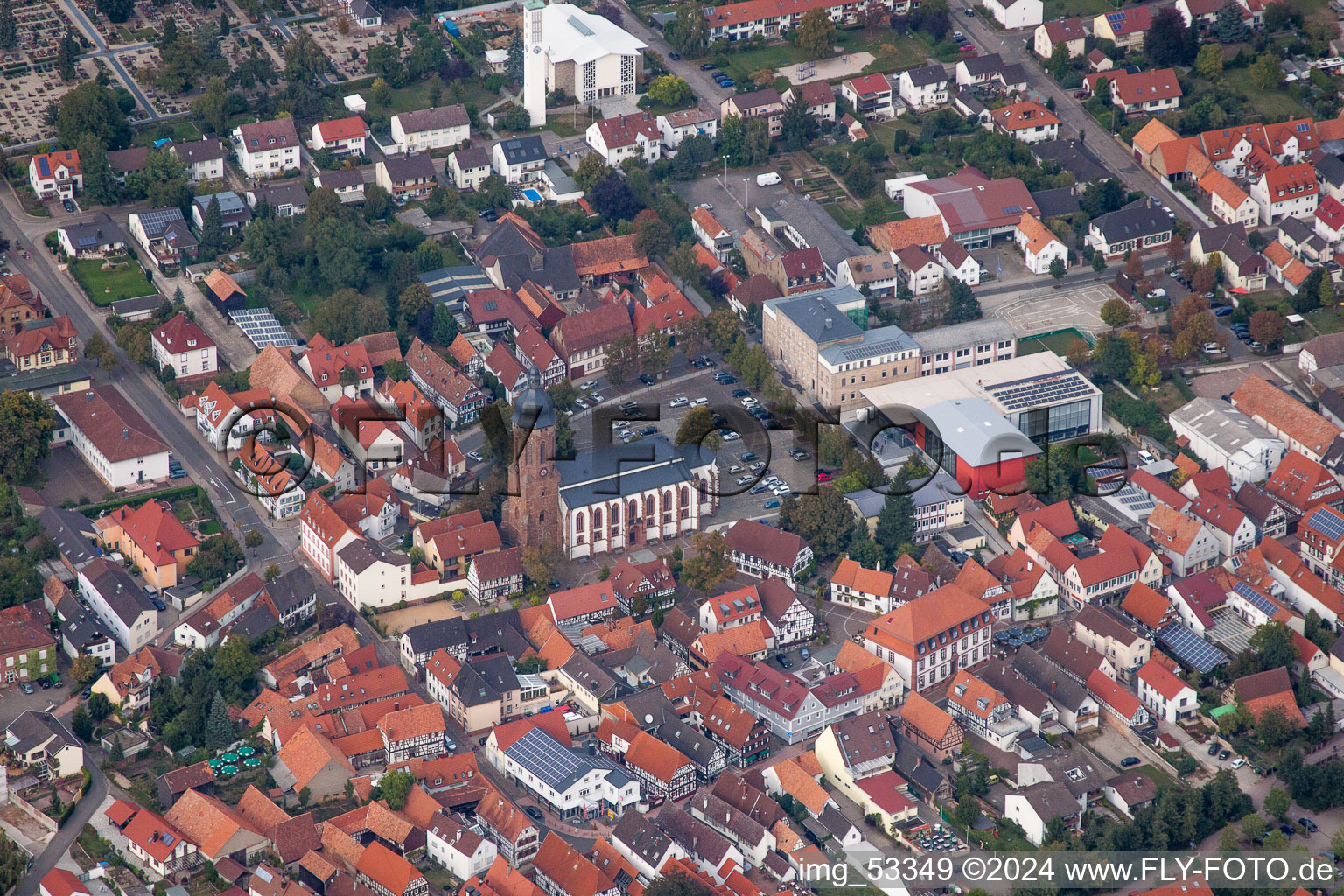 Luftbild von Kirchengebäude der Sankt Georgskirche mit Marktplatz, Stadthalle und Grundschule im Altstadt- Zentrum in Kandel im Bundesland Rheinland-Pfalz, Deutschland
