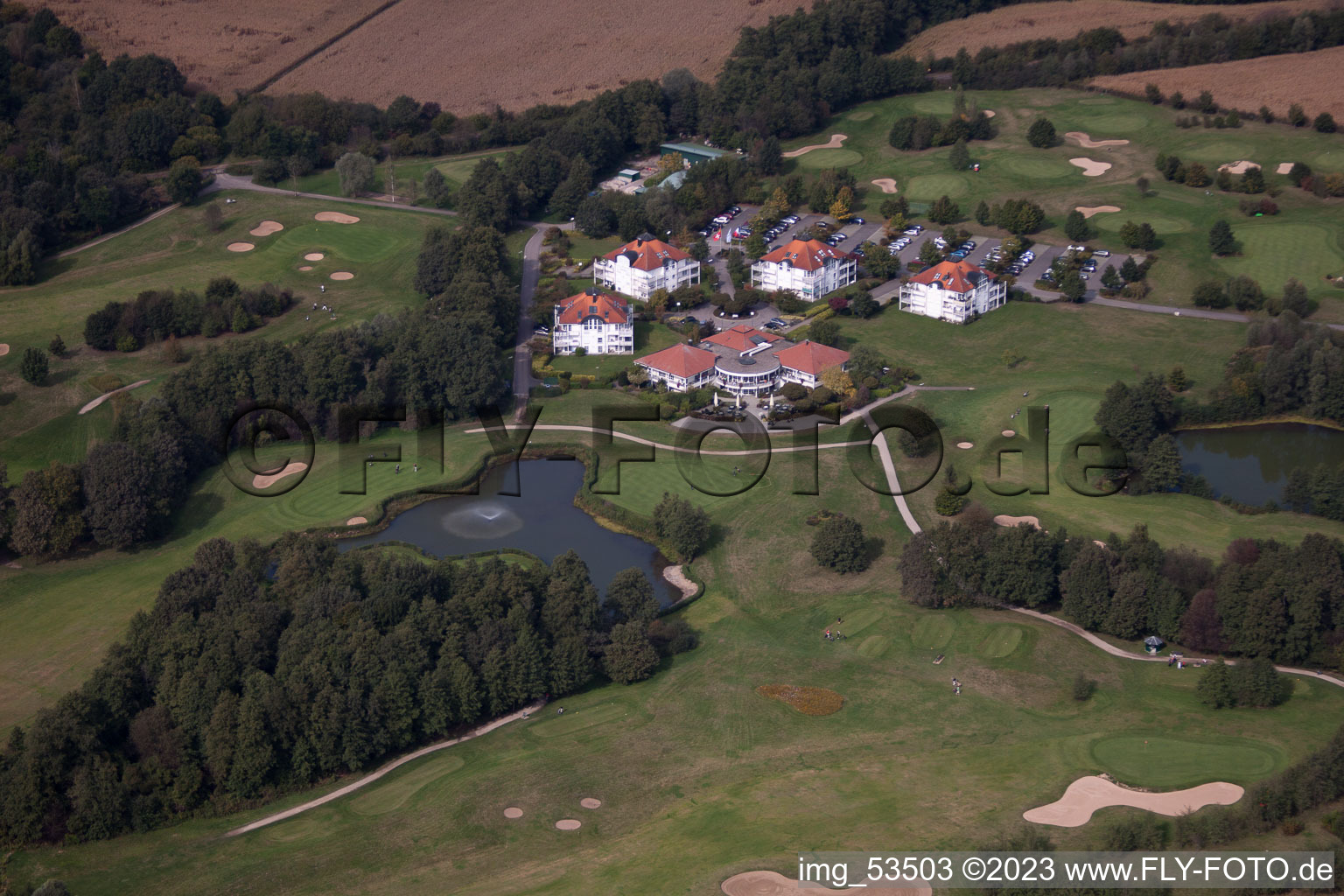Schrägluftbild von Soufflenheim, Golfclub Baden-Baden Soufflenheim im Bundesland Bas-Rhin, Frankreich