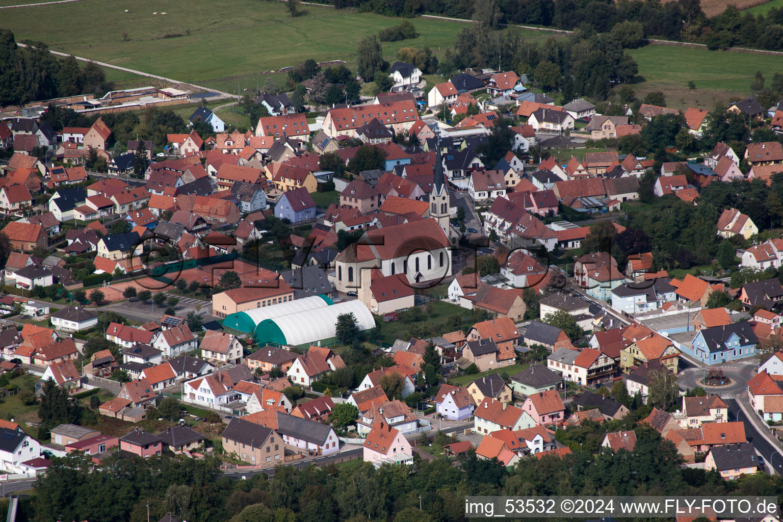 Ortsansicht der Straßen und Häuser der Wohngebiete in Haguenau in Grand Est in Hagenau im Bundesland Bas-Rhin, Frankreich von oben