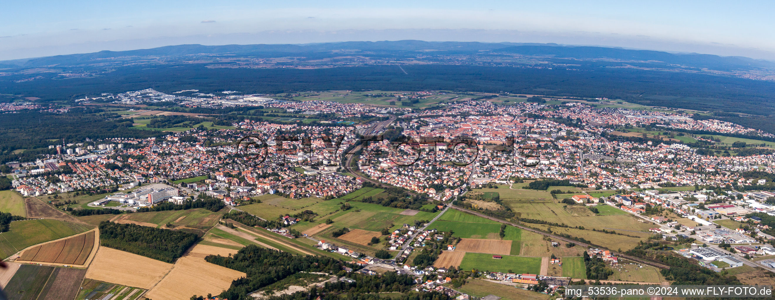 Panorama - Perspektive Ortsansicht der Straßen und Häuser der Wohngebiete in Haguenau in Grand Est in Hagenau im Bundesland Bas-Rhin, Frankreich