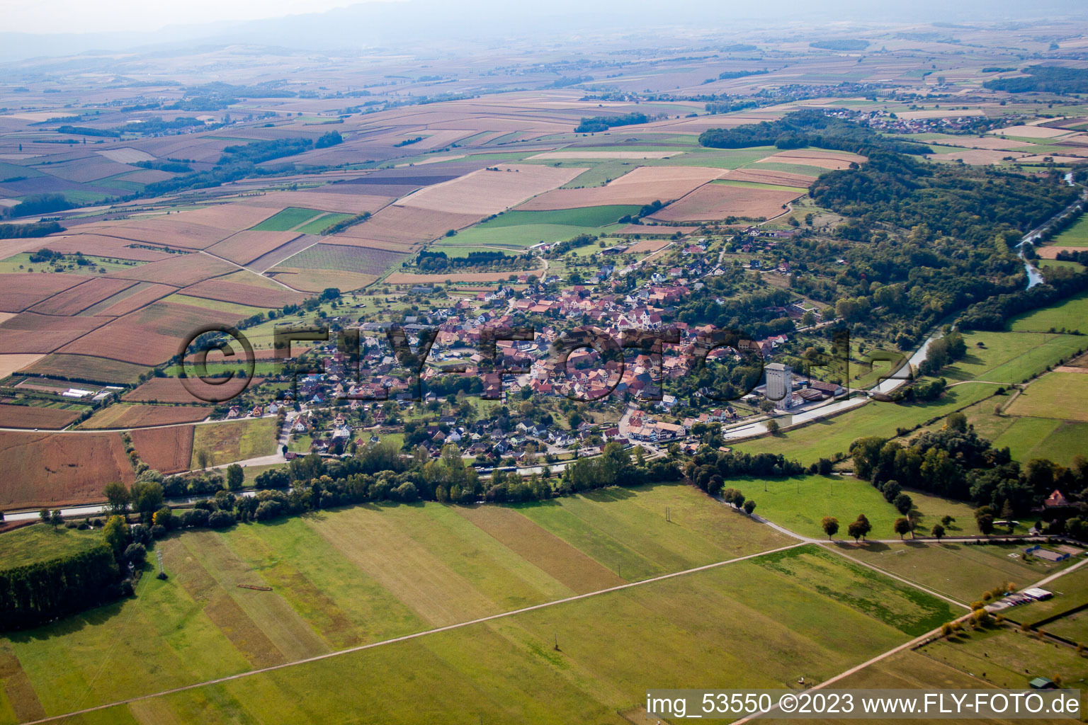 Mommenheim im Bundesland Bas-Rhin, Frankreich aus der Drohnenperspektive