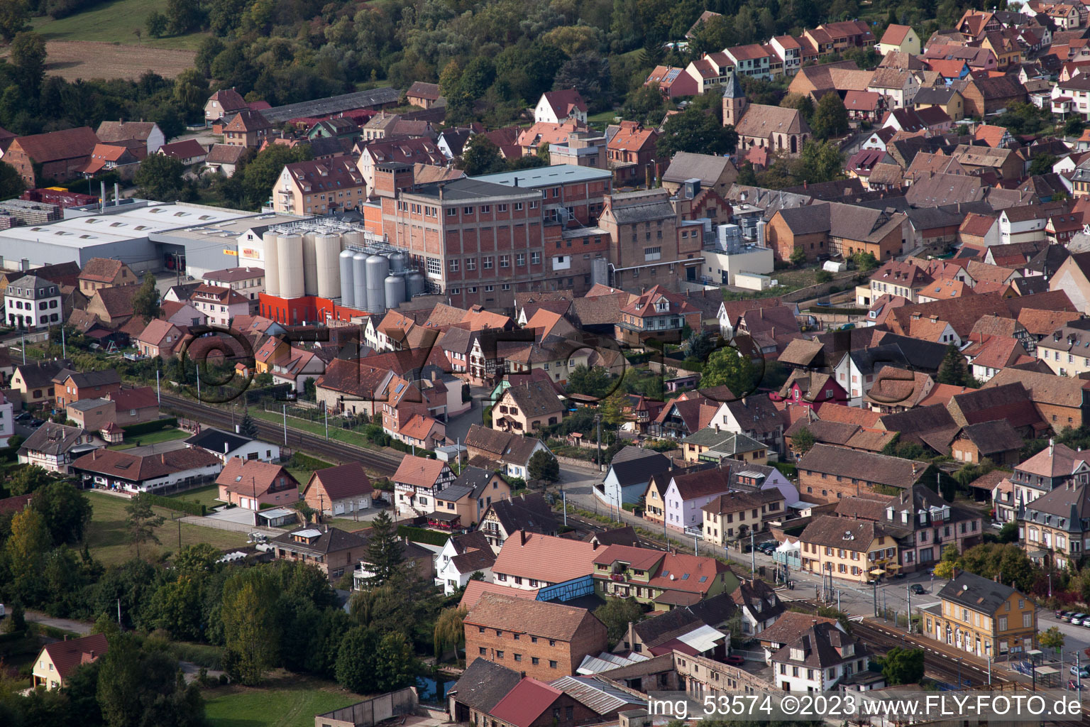 Hochfelden im Bundesland Bas-Rhin, Frankreich von der Drohne aus gesehen