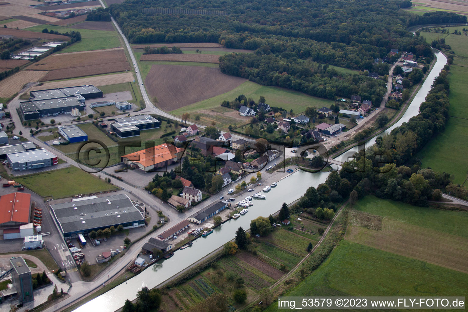 Schrägluftbild von Hochfelden im Bundesland Bas-Rhin, Frankreich
