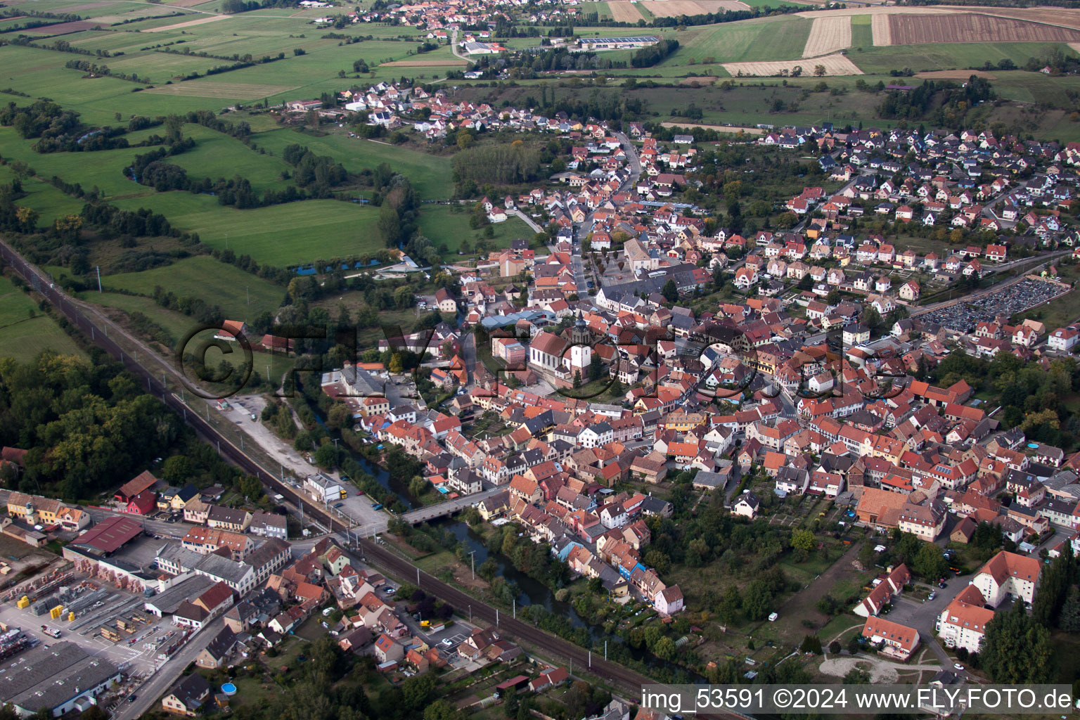 Ortsansicht der Straßen und Häuser der Wohngebiete in Dettwiller in Grand Est im Bundesland Bas-Rhin, Frankreich
