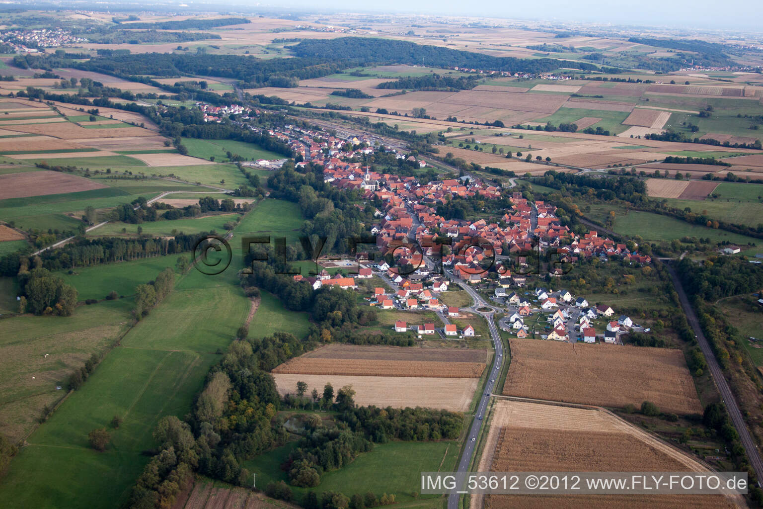 Dorf - Ansicht am Rande von landwirtschaftlichen Feldern und Nutzflächen in Obermodern in Grand Est in Obermodern-Zutzendorf im Bundesland Bas-Rhin, Frankreich