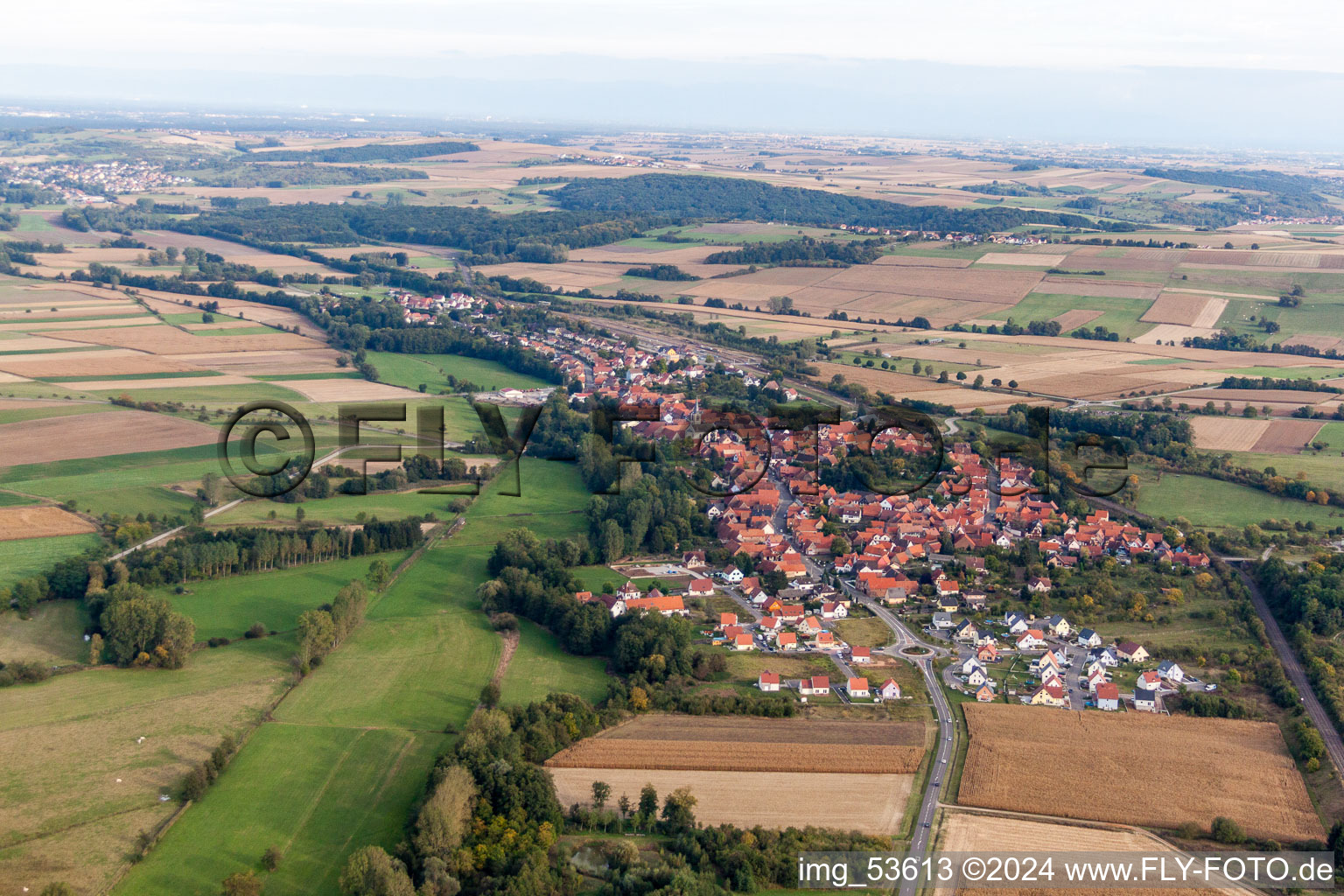 Dorf - Ansicht am Rande von landwirtschaftlichen Feldern und Nutzflächen in Menchhoffen in Grand Est im Bundesland Bas-Rhin, Frankreich
