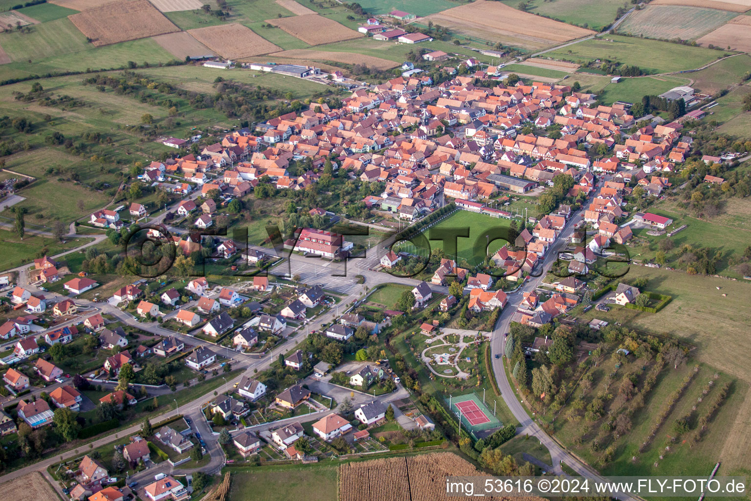 Luftaufnahme von Dorf - Ansicht am Rande von landwirtschaftlichen Feldern und Nutzflächen in Uhrwiller in Grand Est im Bundesland Bas-Rhin, Frankreich