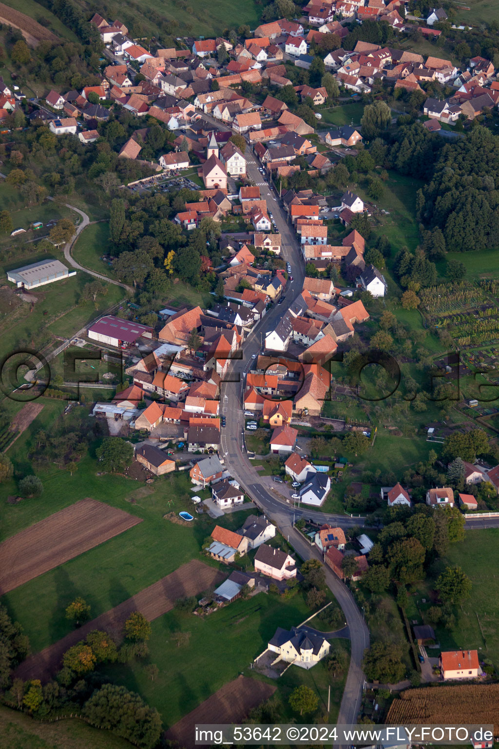 Dorf - Ansicht am Rande von landwirtschaftlichen Feldern und Nutzflächen im Ortsteil Griesbach in Gundershoffen in Grand Est im Bundesland Bas-Rhin, Frankreich