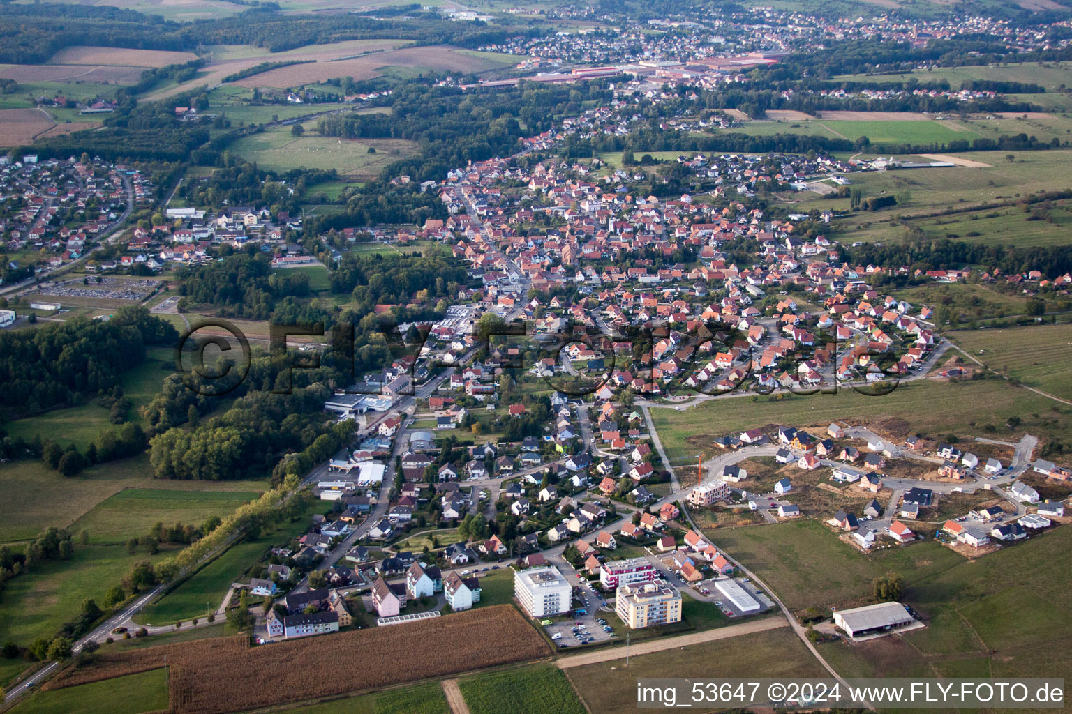 Dorf - Ansicht am Rande von landwirtschaftlichen Feldern und Nutzflächen in Gundershoffen in Grand Est im Bundesland Bas-Rhin, Frankreich