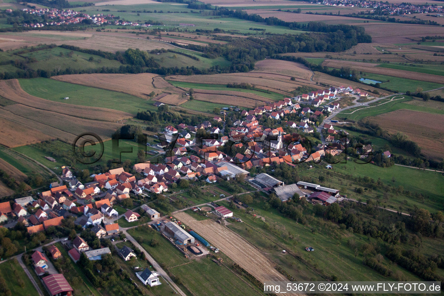 Luftbild von Dorf - Ansicht am Rande von landwirtschaftlichen Feldern und Nutzflächen in Forstheim in Grand Est im Bundesland Bas-Rhin, Frankreich