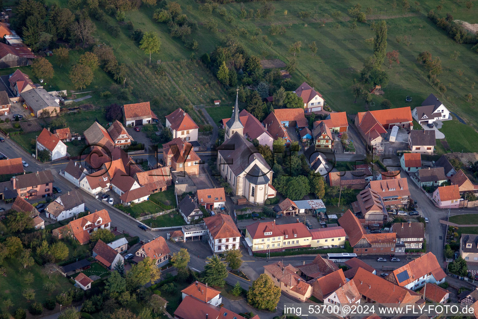 Dorf - Ansicht am Rande von landwirtschaftlichen Feldern und Nutzflächen in Gunstett in Grand Est im Bundesland Bas-Rhin, Frankreich von oben