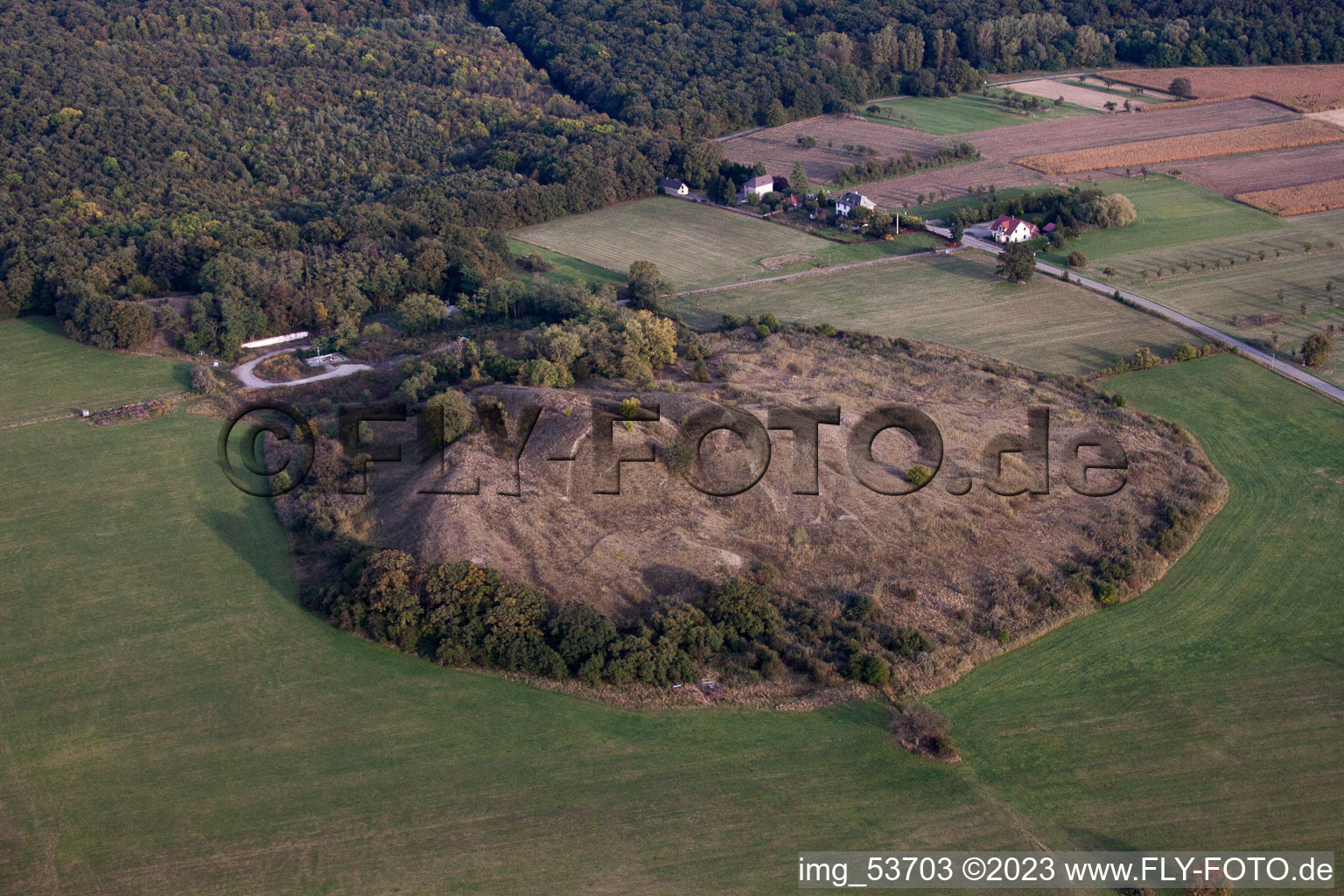 Drohnenbild von Dieffenbach-lès-Wœrth im Bundesland Bas-Rhin, Frankreich