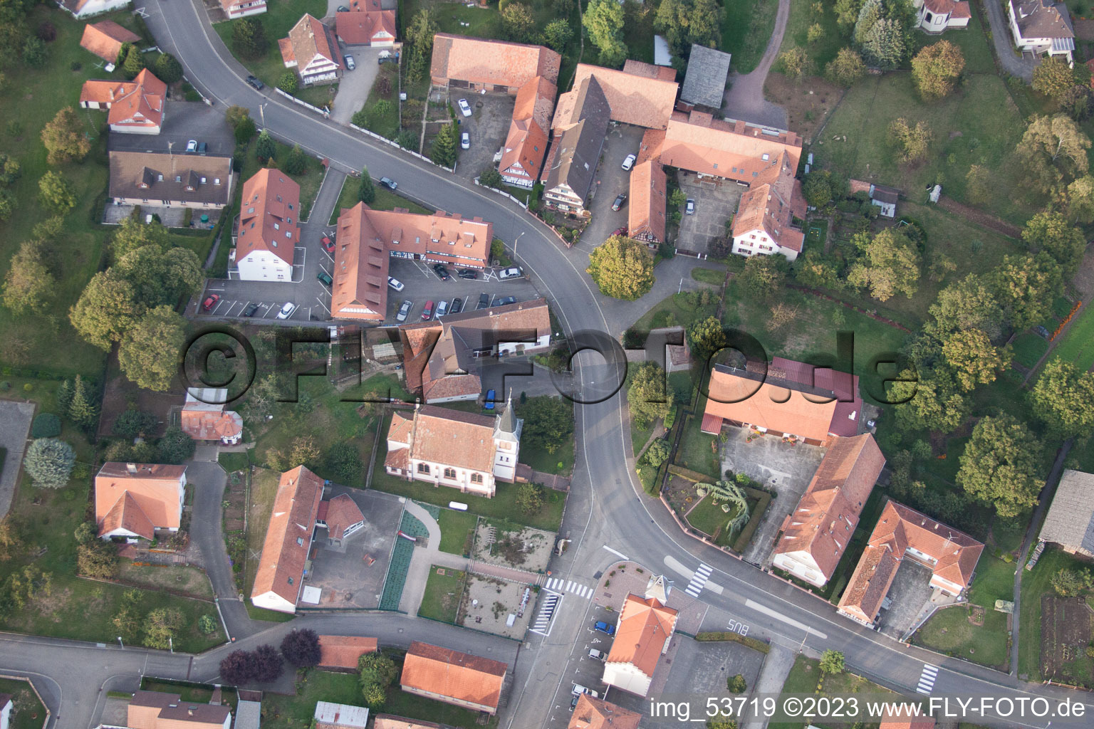 Merkwiller-Pechelbronn im Bundesland Bas-Rhin, Frankreich aus der Drohnenperspektive
