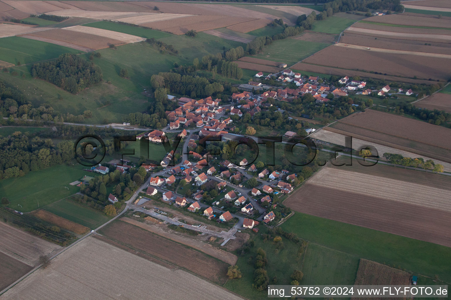 Dorf - Ansicht am Rande von landwirtschaftlichen Feldern und Nutzflächen in Ingolsheim in Grand Est im Bundesland Bas-Rhin, Frankreich