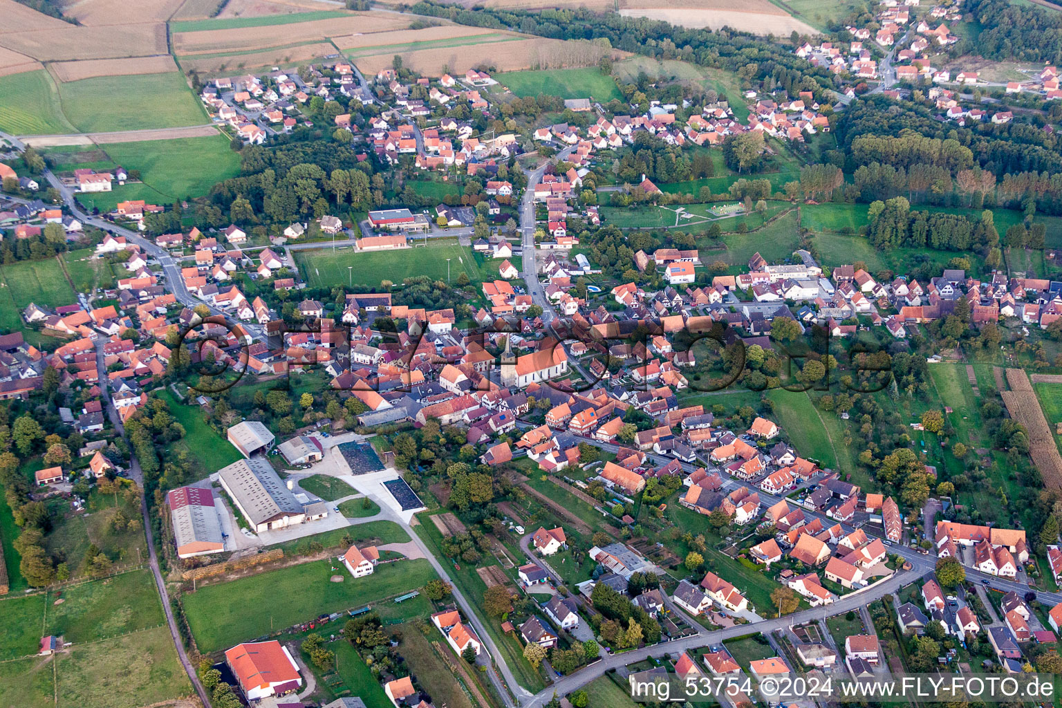 Dorf - Ansicht am Rande von landwirtschaftlichen Feldern und Nutzflächen in Riedseltz in Grand Est im Bundesland Bas-Rhin, Frankreich von oben