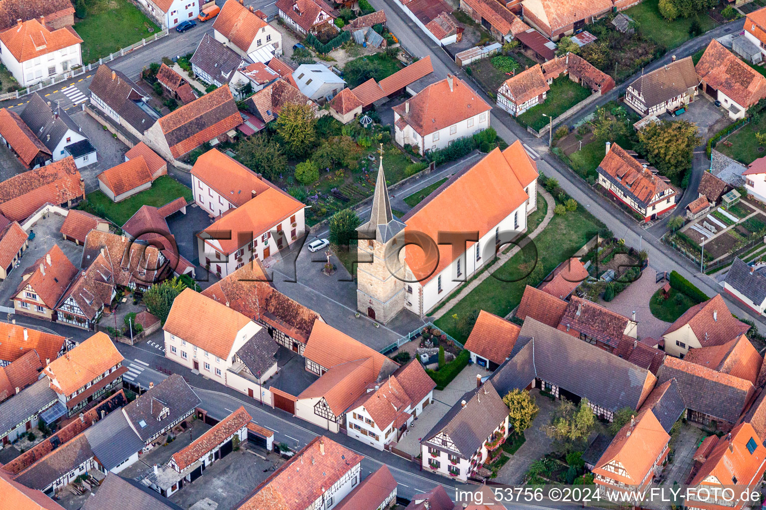 Kirchengebäude im Dorfkern in Riedseltz in Grand Est im Bundesland Bas-Rhin, Frankreich