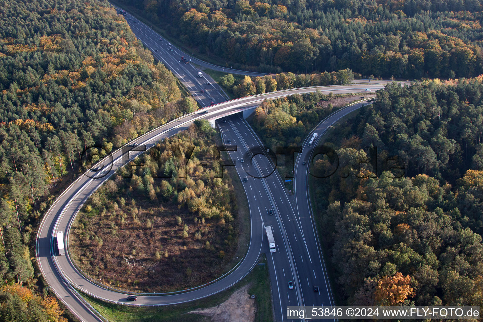Streckenführung und Fahrspuren im Verlauf der Autobahn- Abfahrt und Zufahrt der BAB A65 nach Kandel Süd und Straßbourg in Kandel im Bundesland Rheinland-Pfalz, Deutschland
