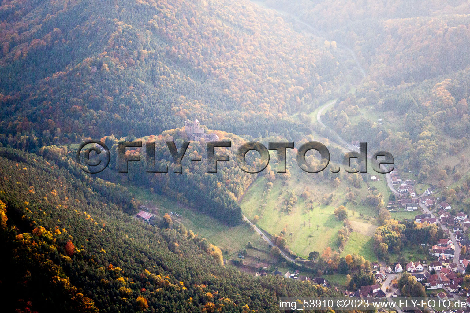 Erlenbach bei Dahn, Burg Berwartstein im Bundesland Rheinland-Pfalz, Deutschland aus der Luft betrachtet