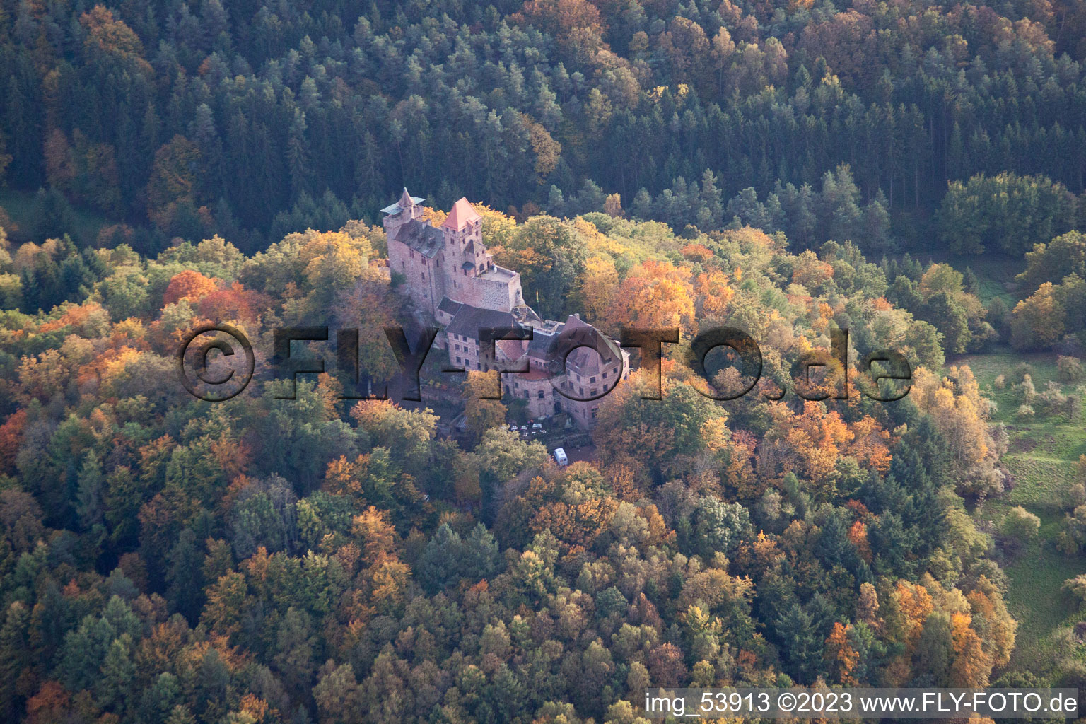 Drohnenbild von Burg Berwartstein in Erlenbach bei Dahn im Bundesland Rheinland-Pfalz, Deutschland