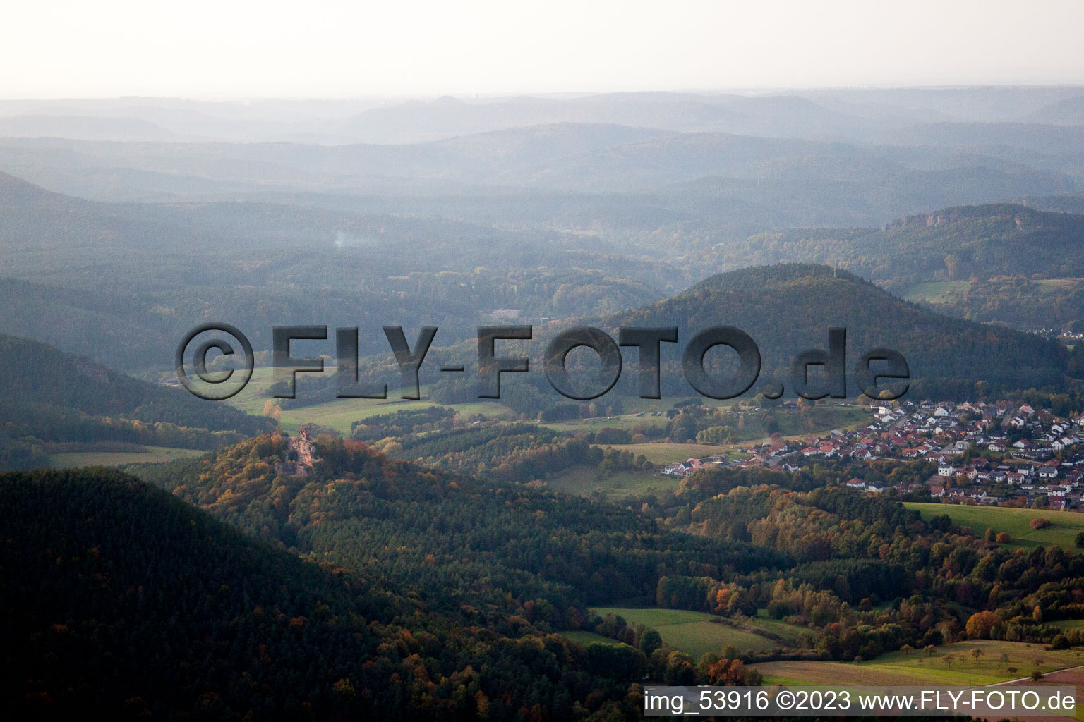 Erlenbach bei Dahn im Bundesland Rheinland-Pfalz, Deutschland von der Drohne aus gesehen