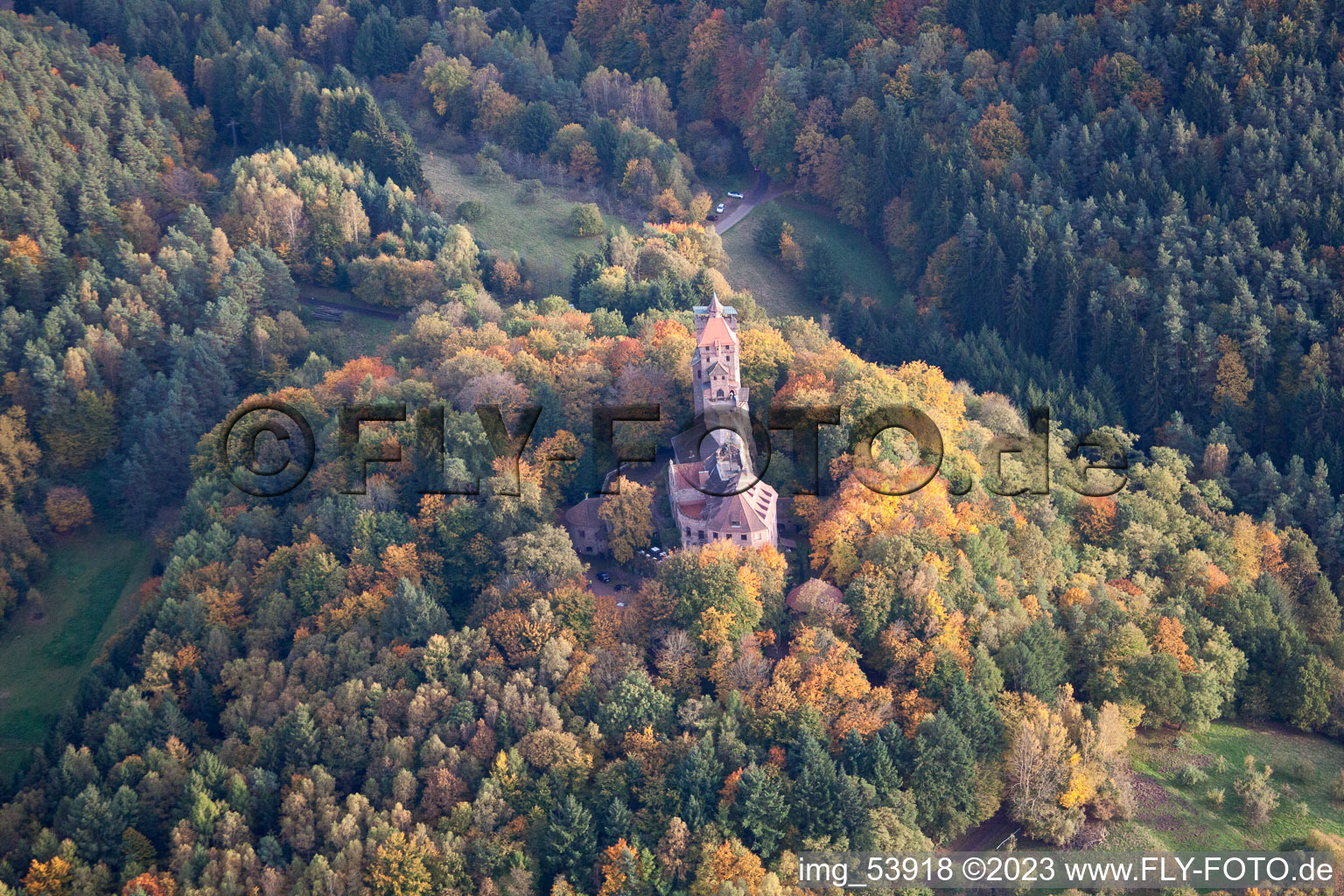 Burg Berwartstein in Erlenbach bei Dahn im Bundesland Rheinland-Pfalz, Deutschland aus der Drohnenperspektive