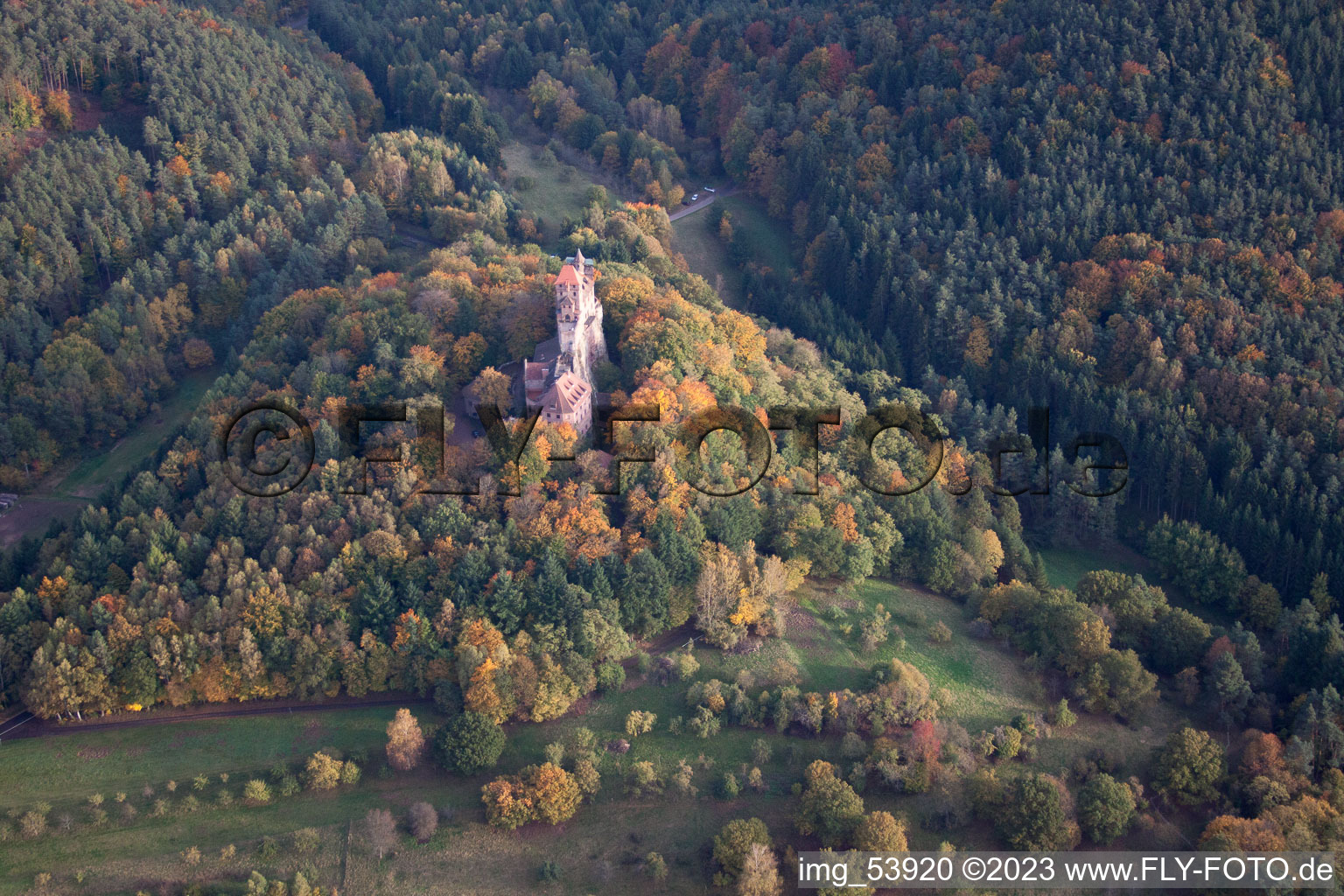 Burg Berwartstein in Erlenbach bei Dahn im Bundesland Rheinland-Pfalz, Deutschland von einer Drohne aus