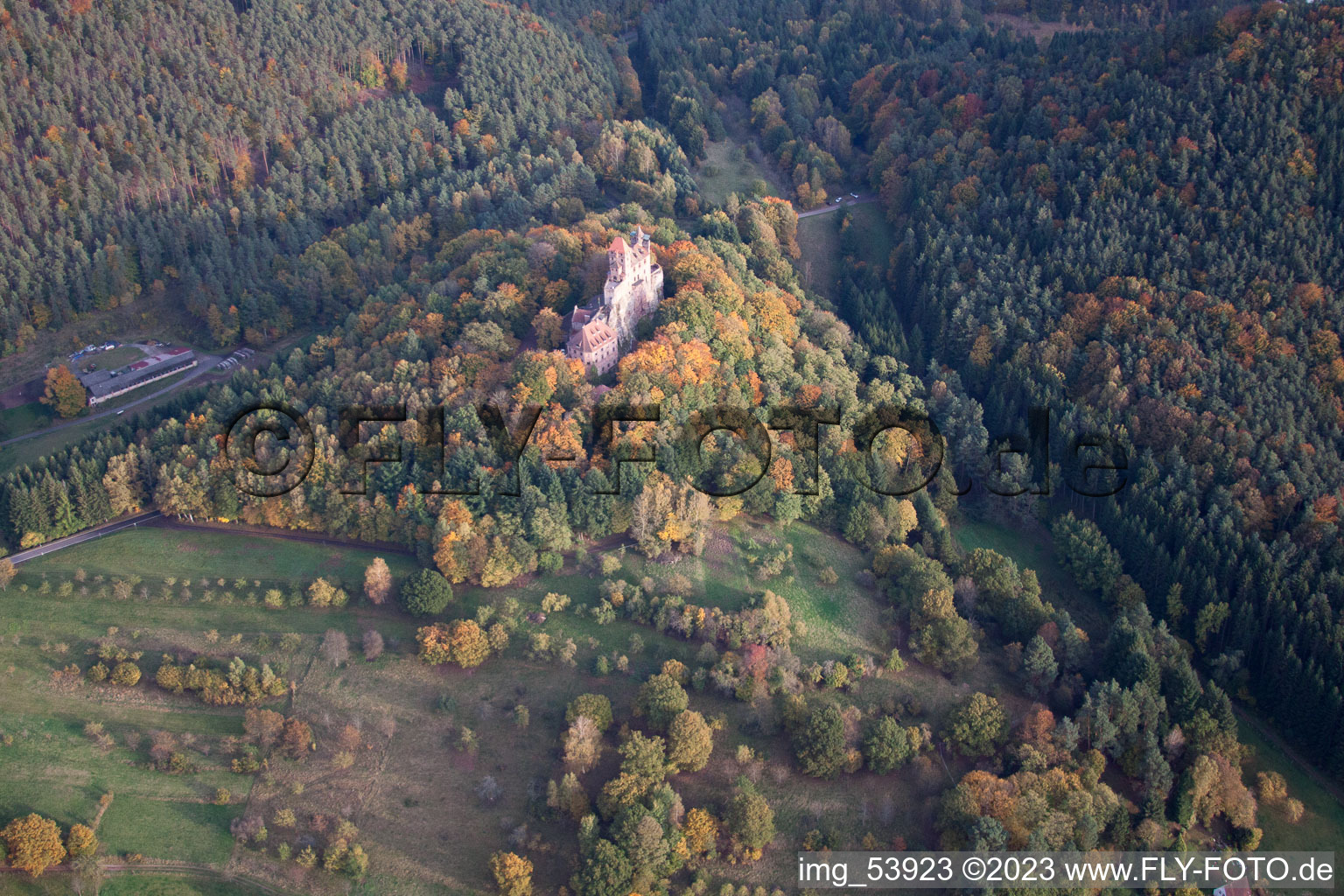 Burg Berwartstein in Erlenbach bei Dahn im Bundesland Rheinland-Pfalz, Deutschland von der Drohne aus gesehen
