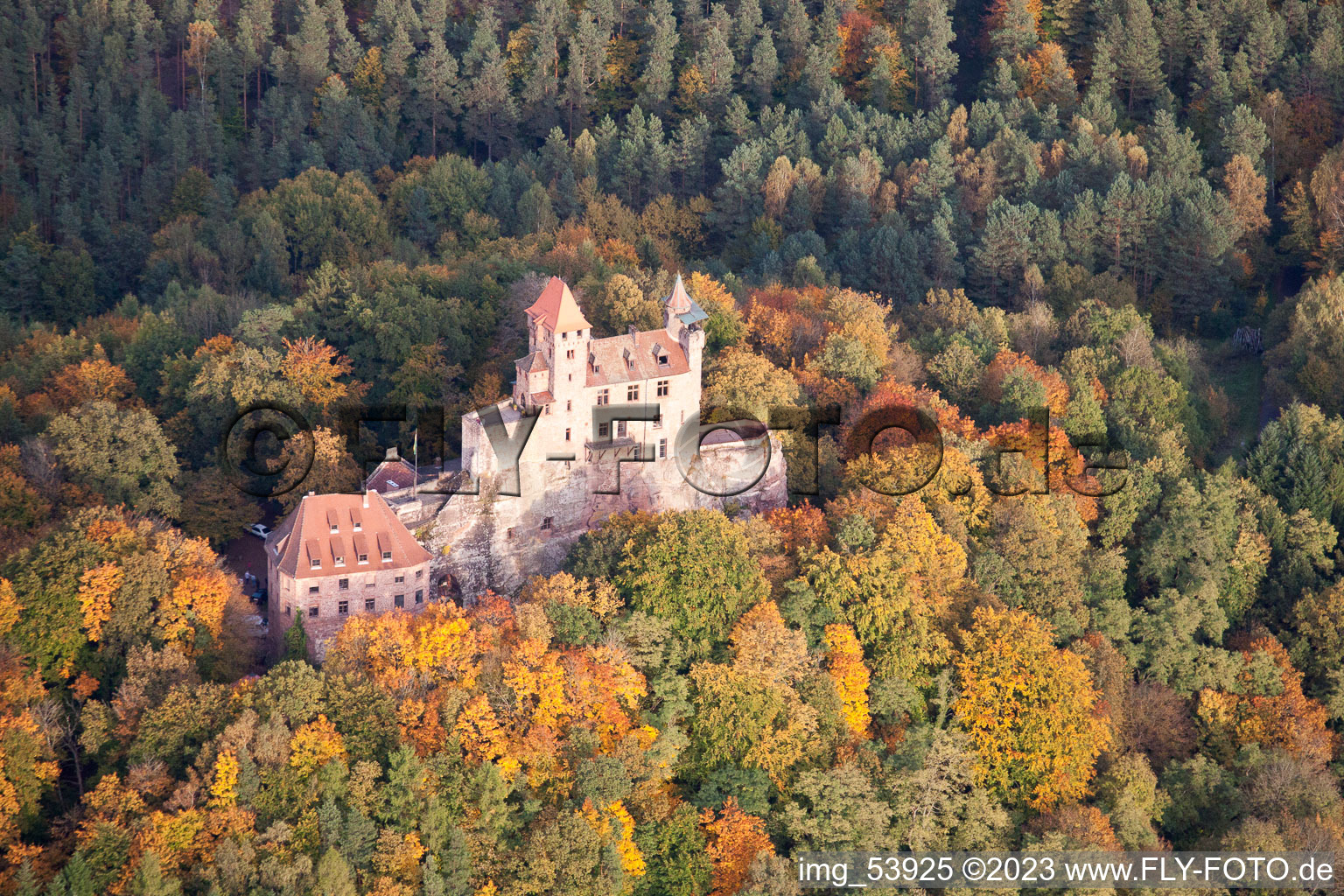 Luftbild von Burg Berwartstein in Erlenbach bei Dahn im Bundesland Rheinland-Pfalz, Deutschland