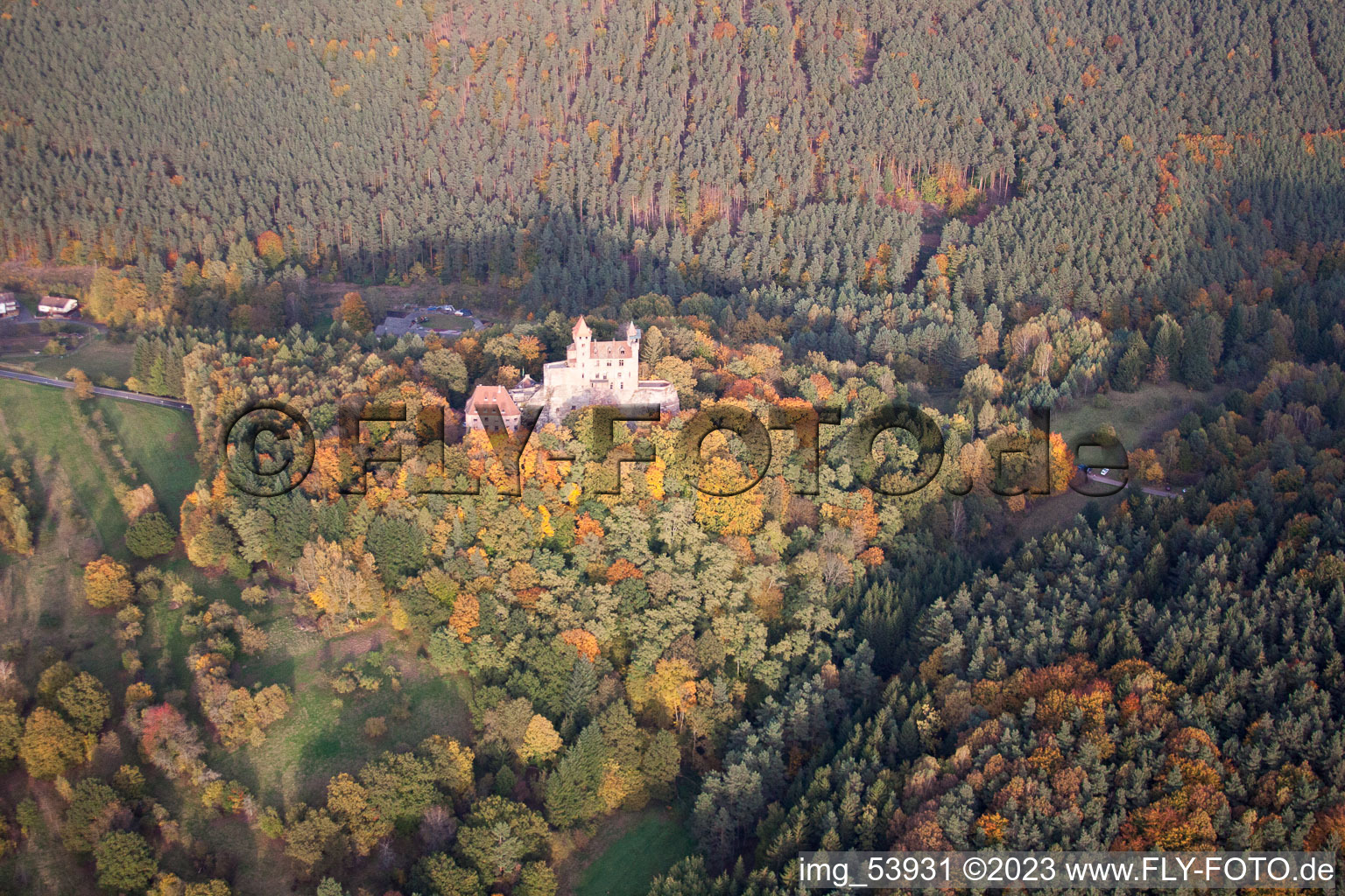 Luftaufnahme von Burg Berwartstein in Erlenbach bei Dahn im Bundesland Rheinland-Pfalz, Deutschland