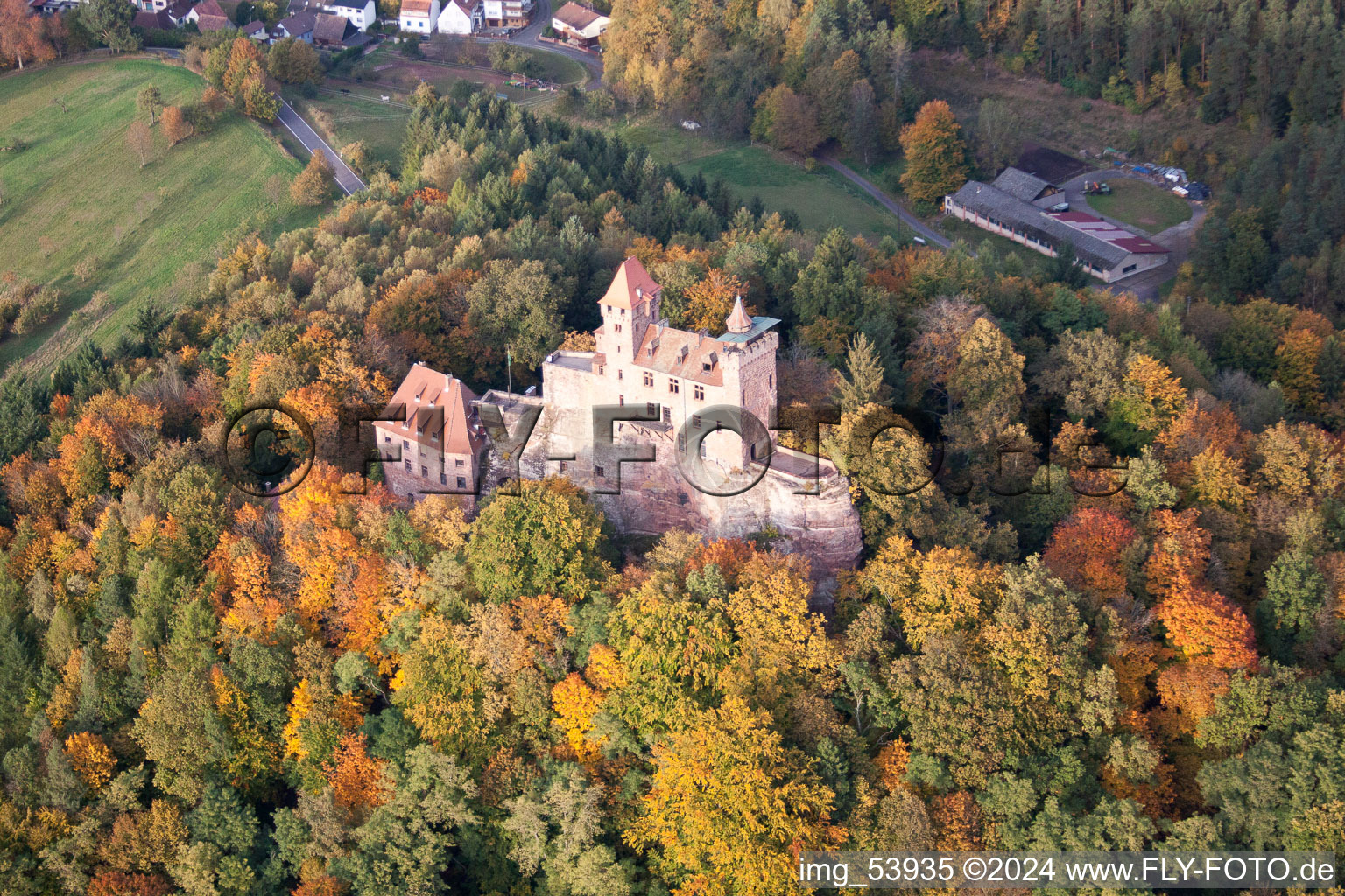 Luftbild von Ruine und Mauerreste der ehemaligen Burganlage und Feste Burg Berwartstein in Erlenbach bei Dahn im Bundesland Rheinland-Pfalz, Deutschland