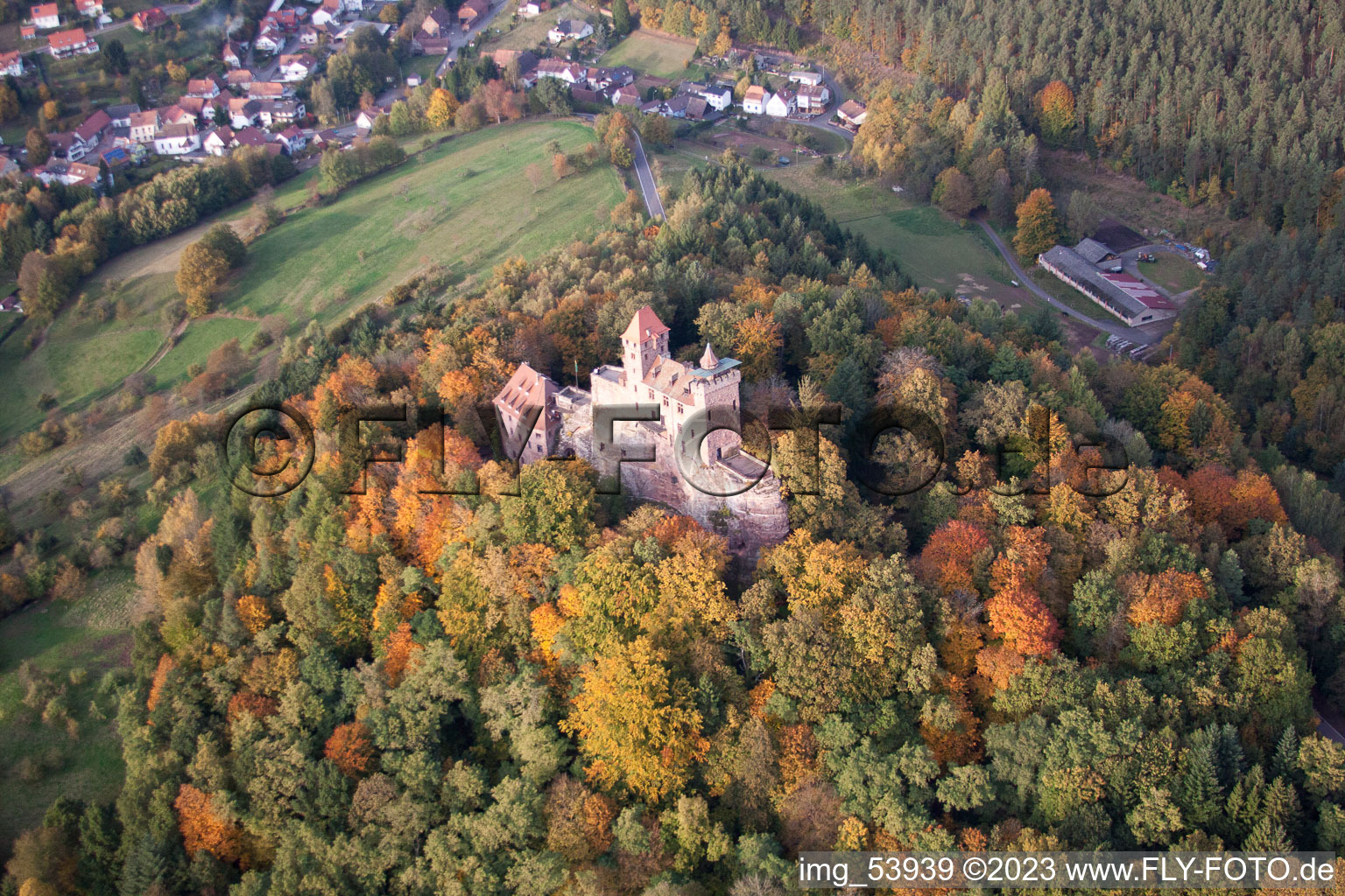 Burg Berwartstein in Erlenbach bei Dahn im Bundesland Rheinland-Pfalz, Deutschland von oben