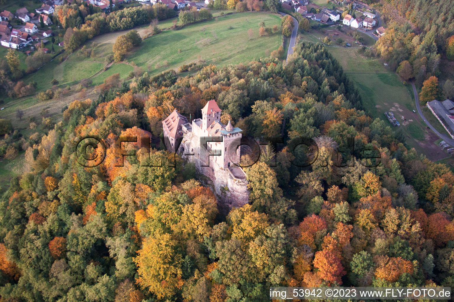 Burg Berwartstein in Erlenbach bei Dahn im Bundesland Rheinland-Pfalz, Deutschland aus der Luft