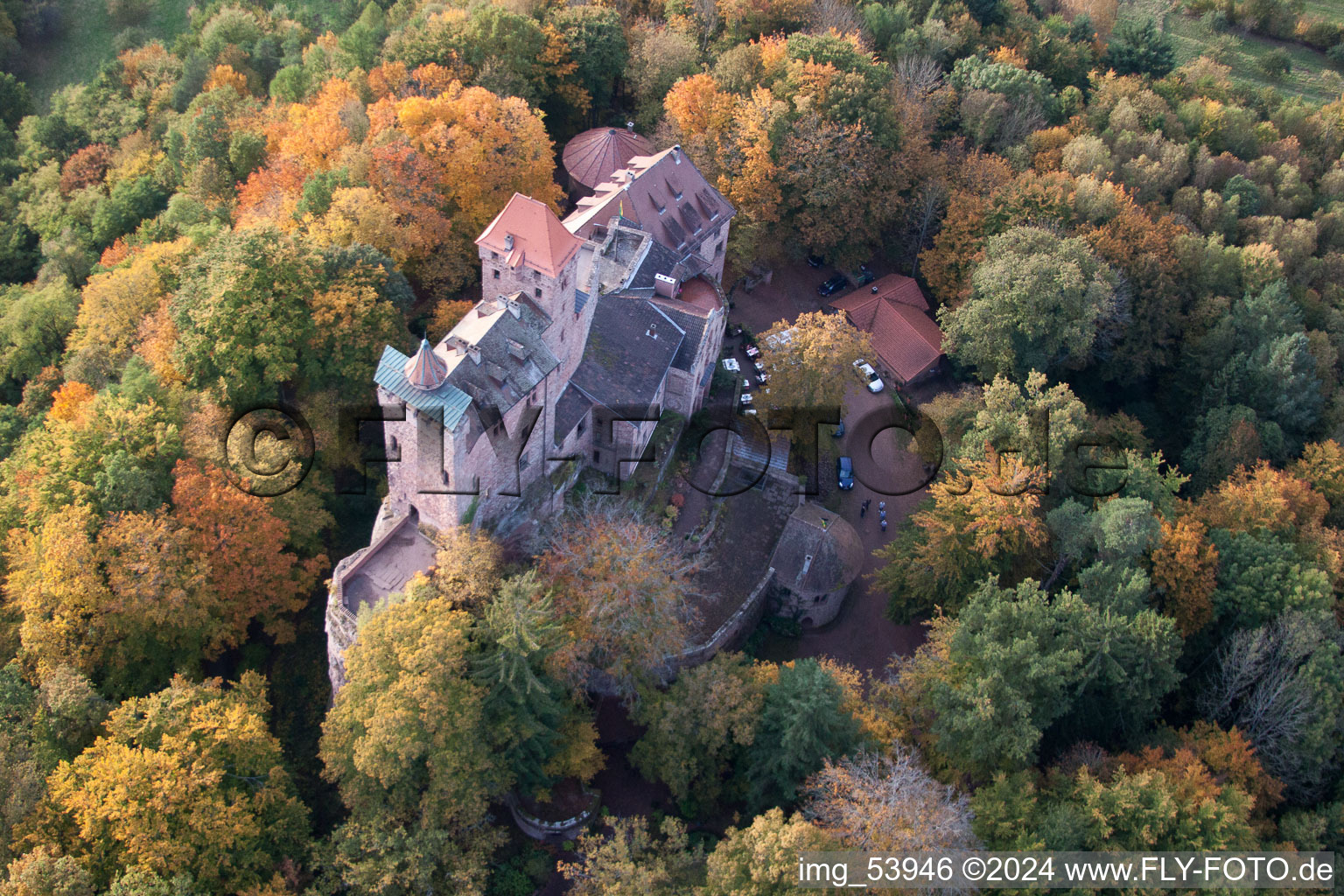 Burganlage des Schloß Berwartstein im Herbstlaub in Erlenbach bei Dahn im Bundesland Rheinland-Pfalz, Deutschland