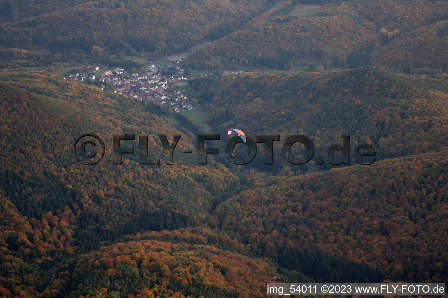 Ortsteil Bindersbach in Annweiler am Trifels im Bundesland Rheinland-Pfalz, Deutschland von oben gesehen