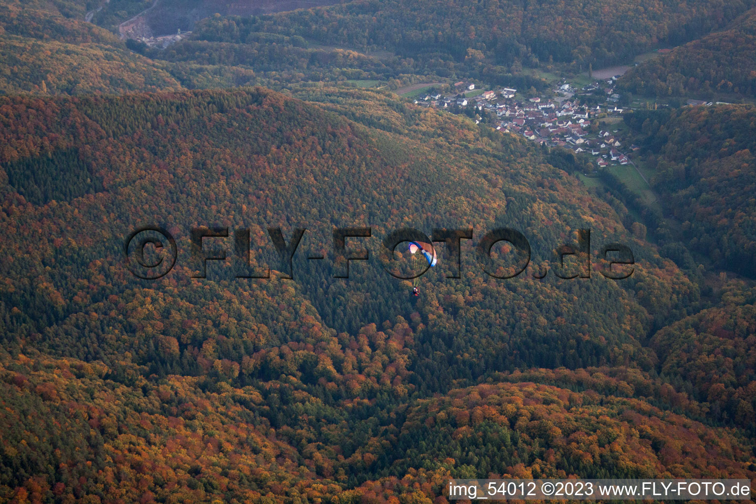 Ortsteil Bindersbach in Annweiler am Trifels im Bundesland Rheinland-Pfalz, Deutschland vom Flugzeug aus
