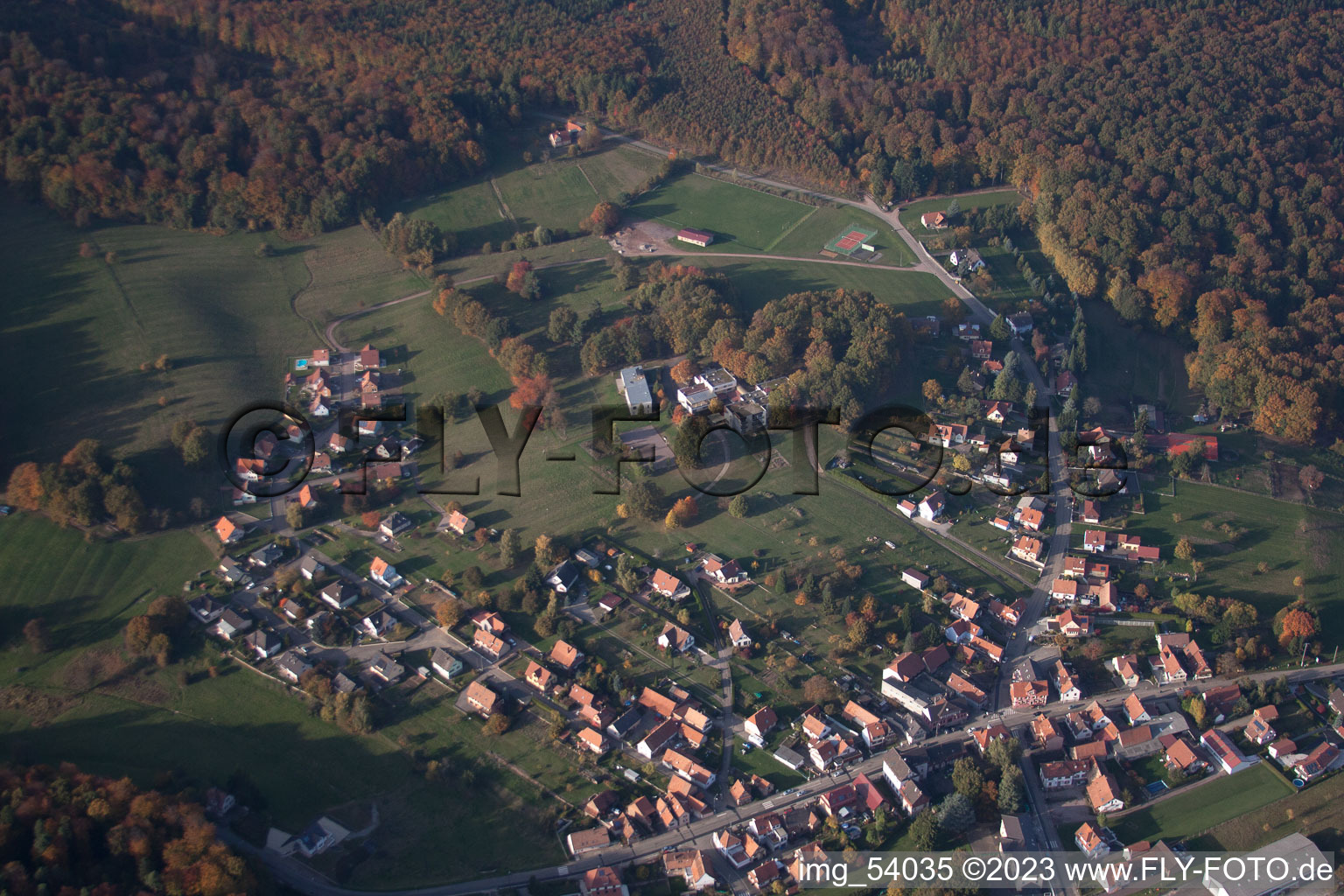 Drohnenbild von Climbach im Bundesland Bas-Rhin, Frankreich