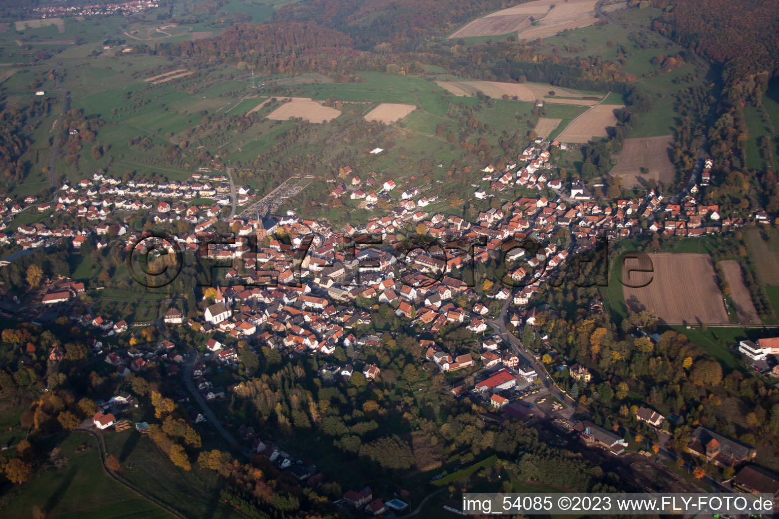 Lembach im Bundesland Bas-Rhin, Frankreich von oben gesehen