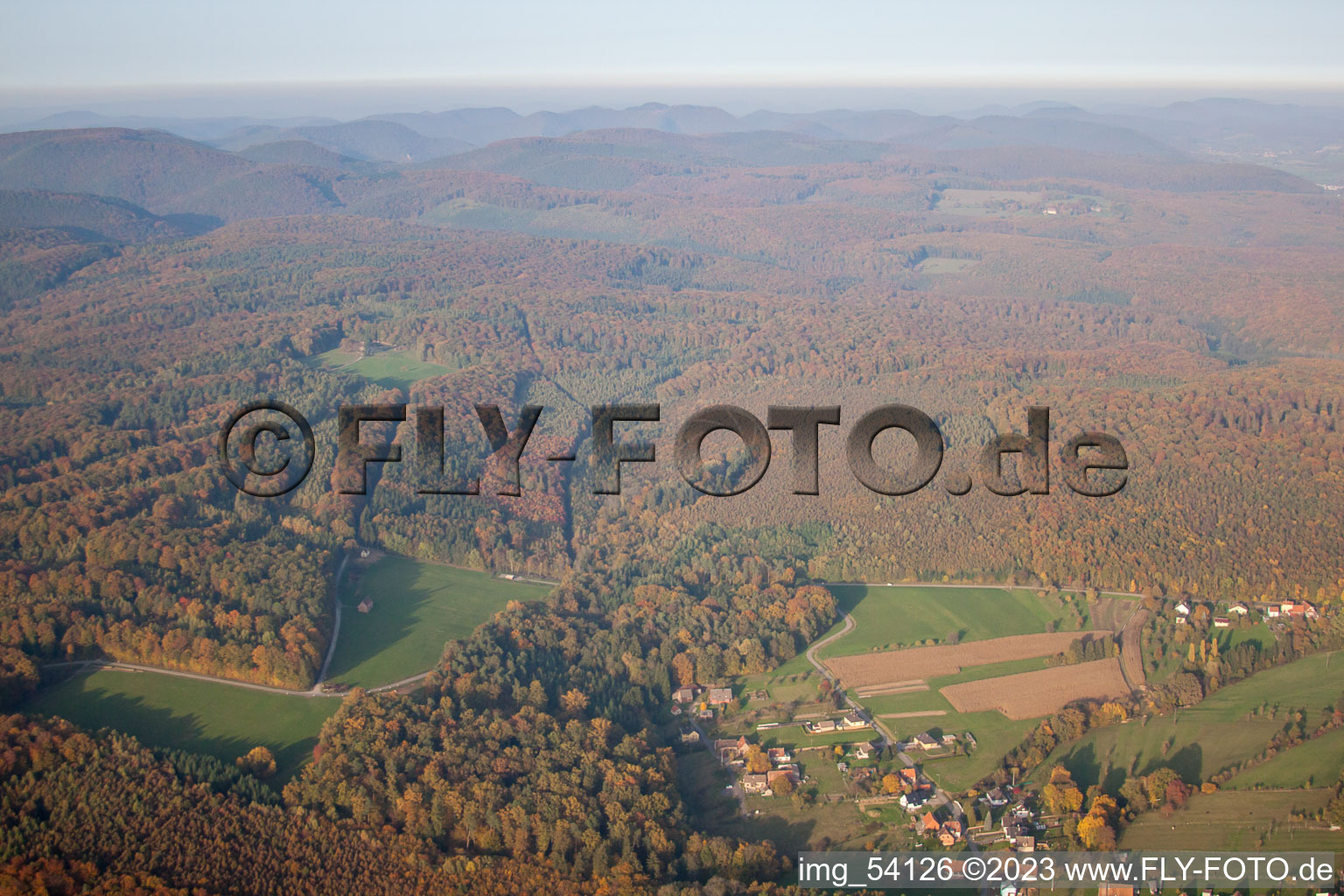 Drohnenbild von Nehwiller-près-Wœrth im Bundesland Bas-Rhin, Frankreich