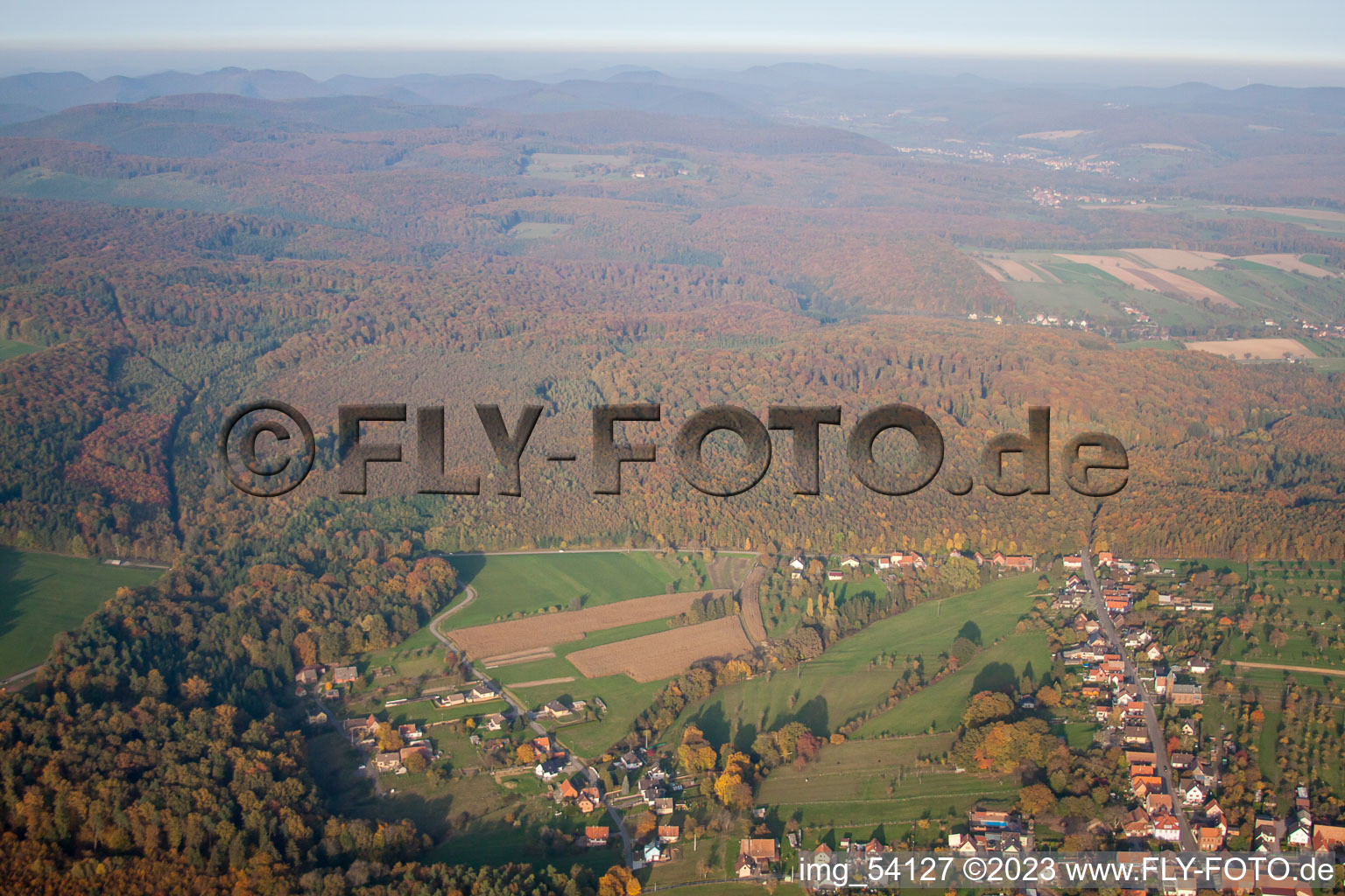 Nehwiller-près-Wœrth im Bundesland Bas-Rhin, Frankreich aus der Drohnenperspektive